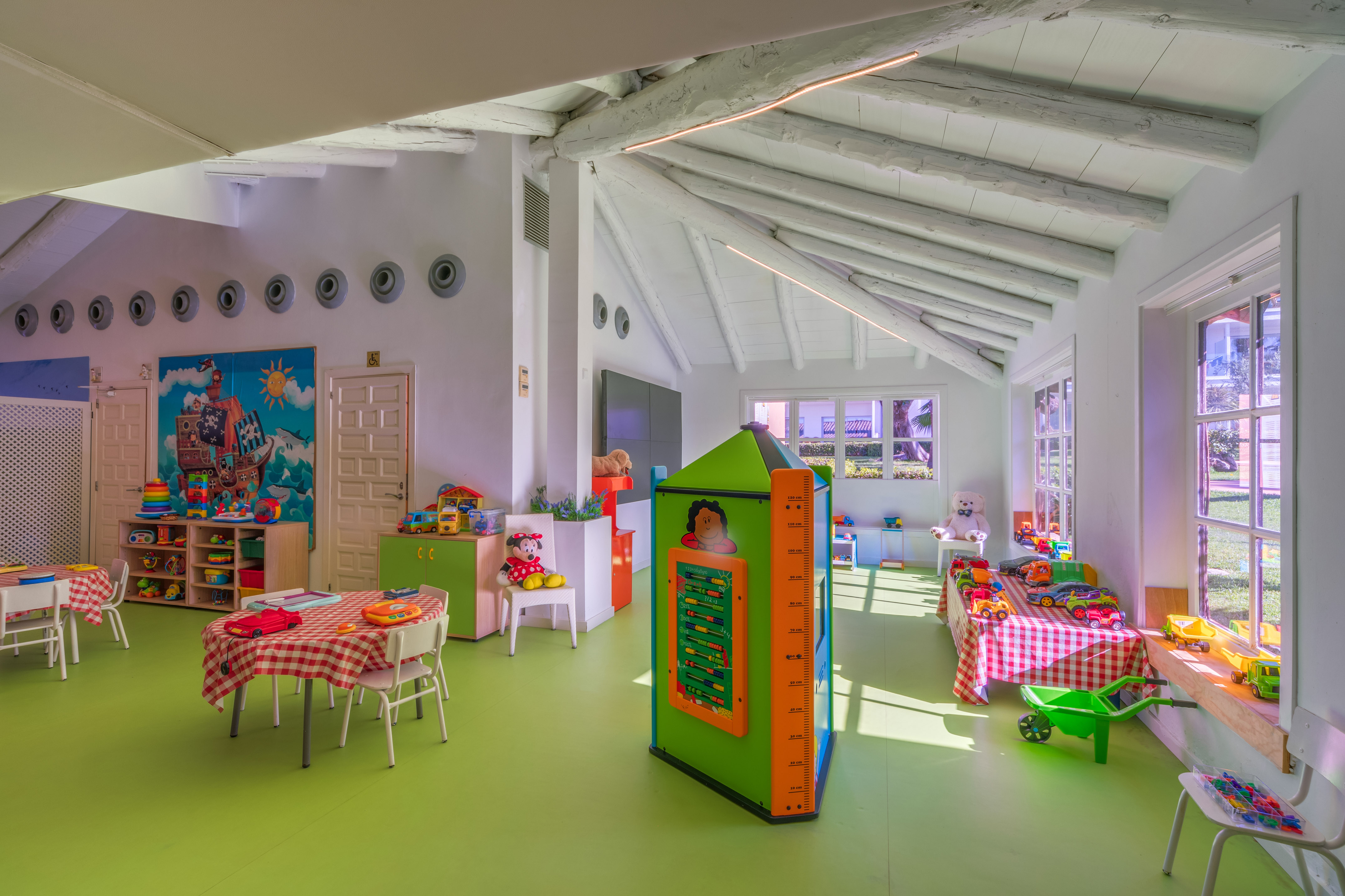 a room with a playroom and a playroom with a playroom and a playroom with a playroom and a playroom with a playroom and a playroom with a playroom and - Een ideale bestemming voor gezinnen - Playa Esperanza Resort Affiliated by Meliá, Mallorca