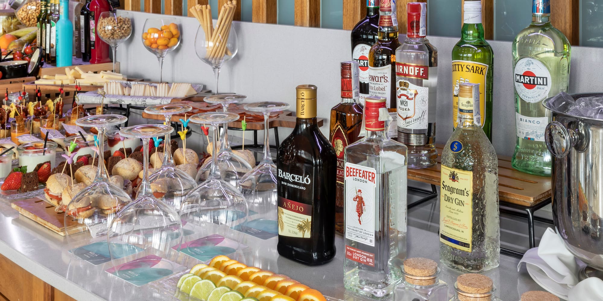 stůl s lahvemi alkoholu a ovoce na něm