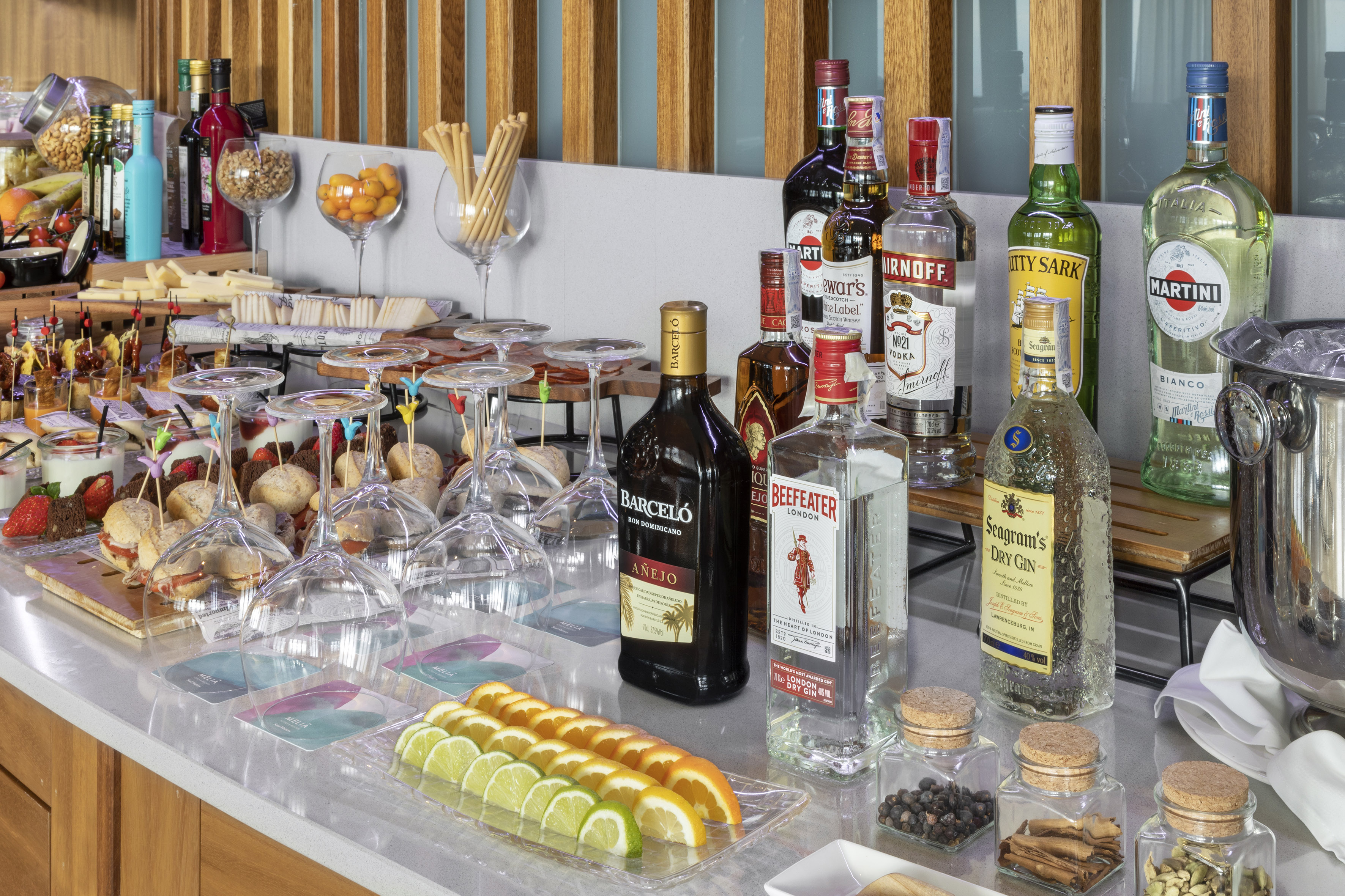stůl s lahvemi alkoholu a ovoce na něm