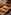 Empanadas doradas sobre tabla de madera, con salsa, queso y vino.