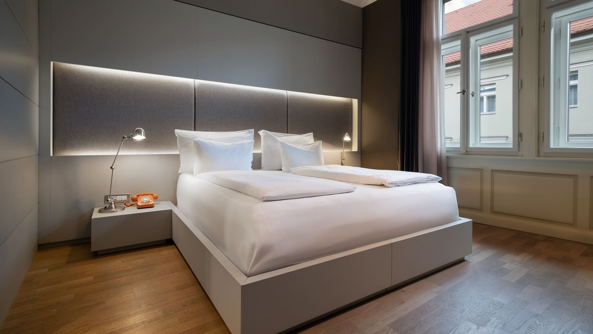 eine Couch im Zimmer