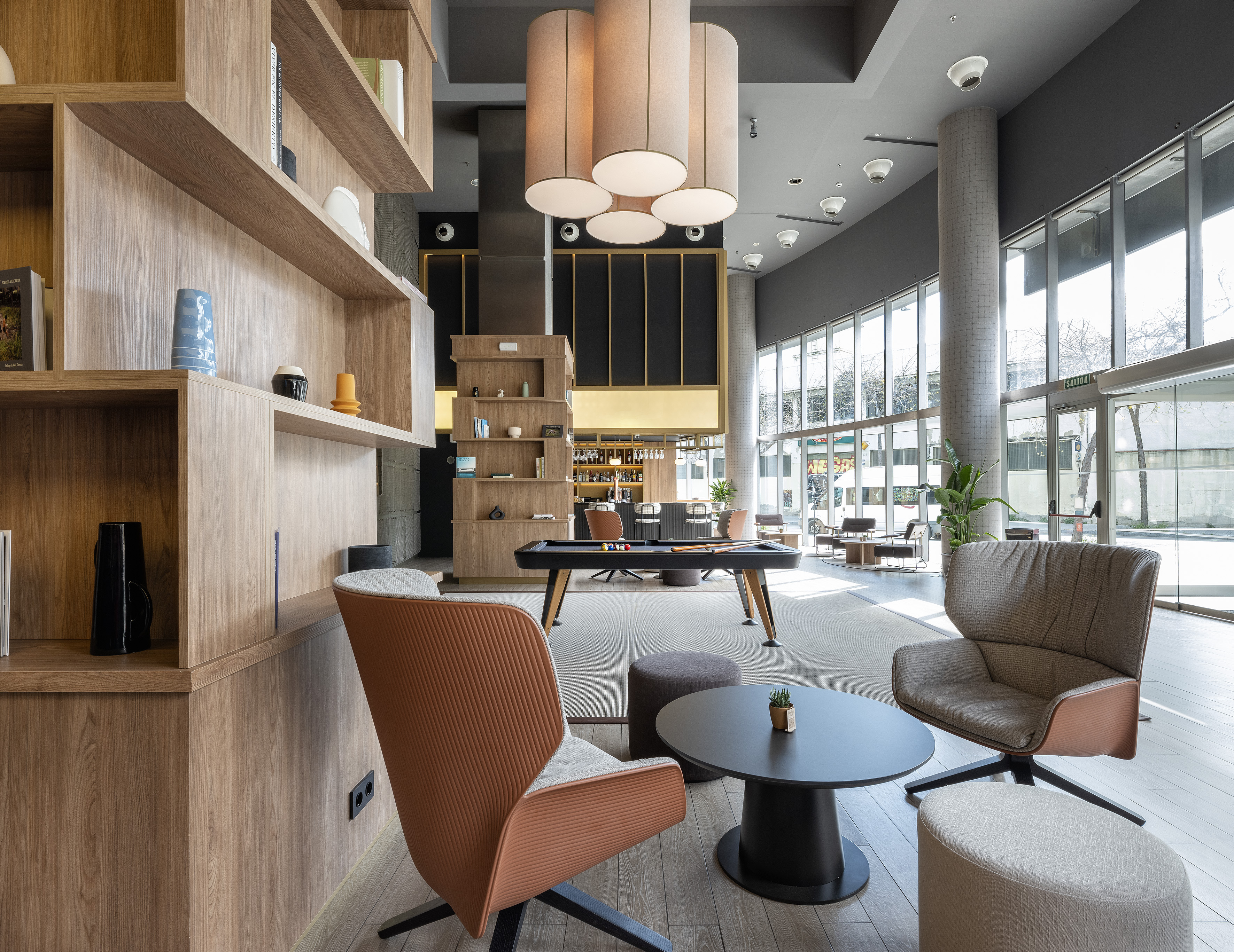 Modern lounge with pool table, bar, contemporary seating, and wooden shelves. - Lobby Bar at the Plaza Central, المقبلات - فندق برشلونة كوندال مار(Condal Mar) المنتسب لـ Melia, برشلونة