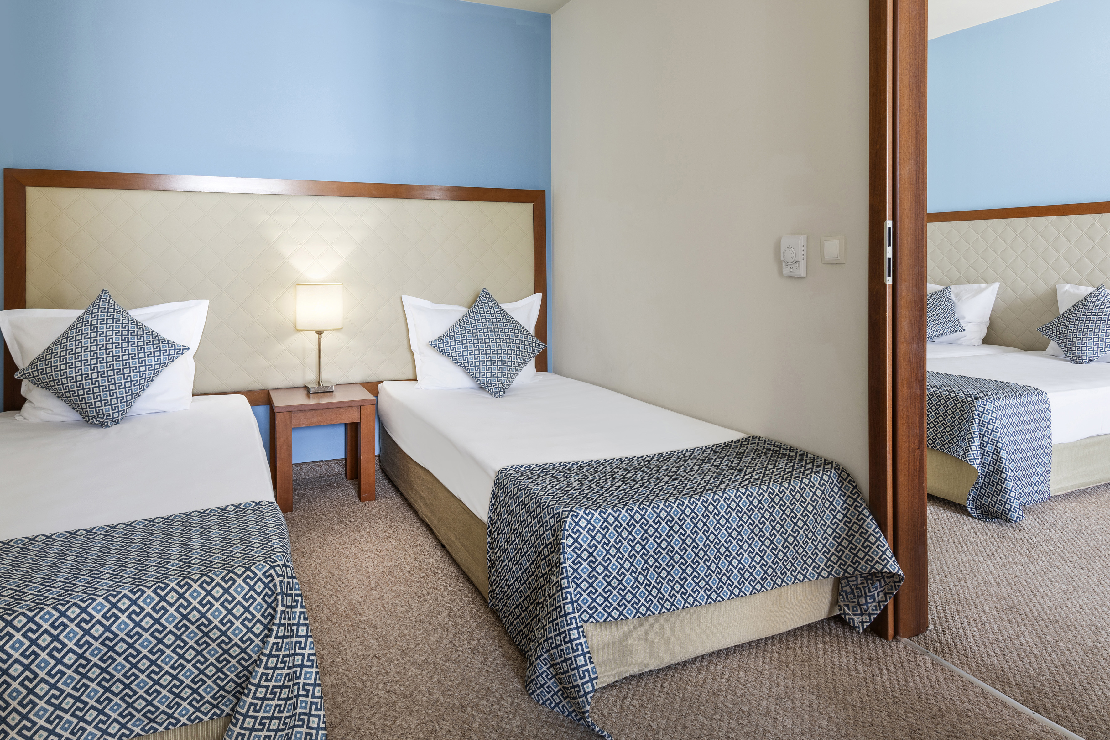 two beds in a room - Family Room Vista Mare - SOL Luna Bay, Obzor