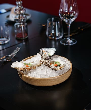 a bowl of oysters on ice