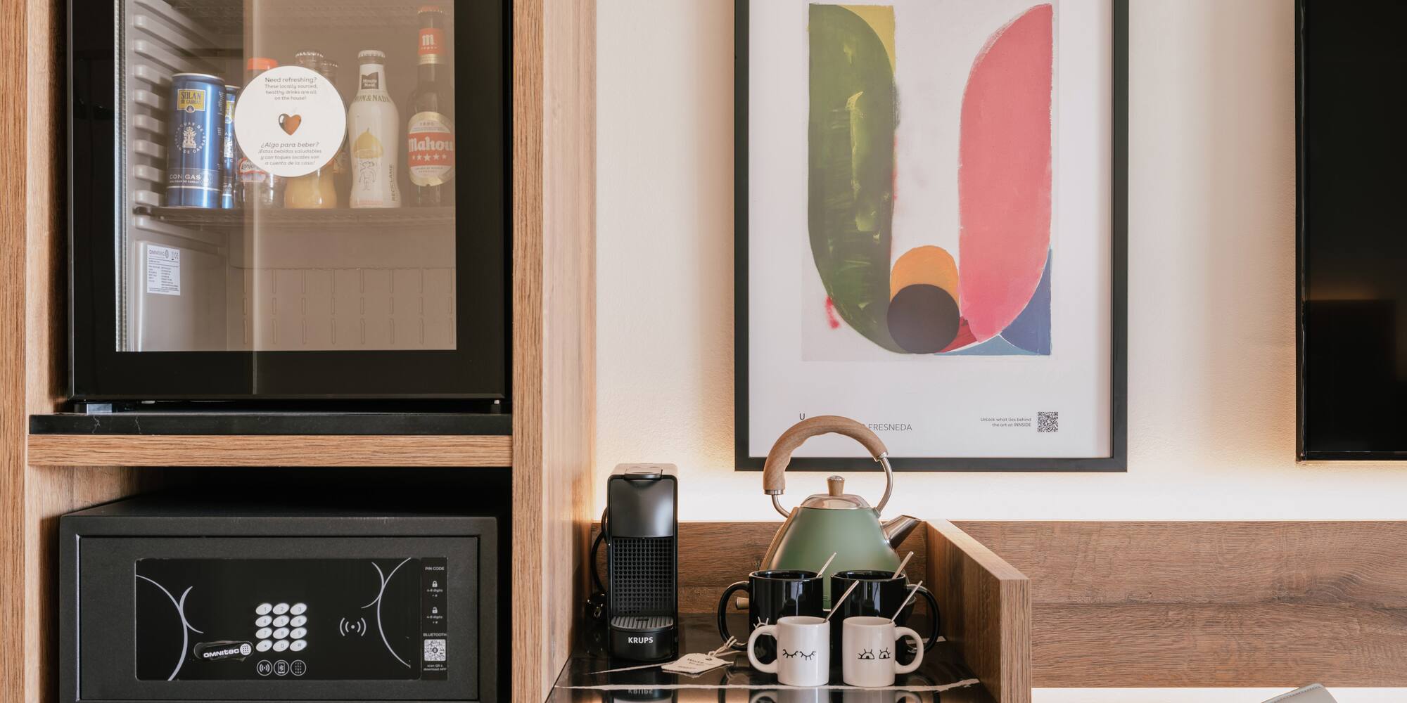 มินิบาร์ ตู้เซฟ เครื่องชงกาแฟ และกาน้ำร้อนในห้องพักโรงแรม - The Loft วิวเมือง - INNSiDE Palma Avenidas, ปัลมาเดมายอร์กา
