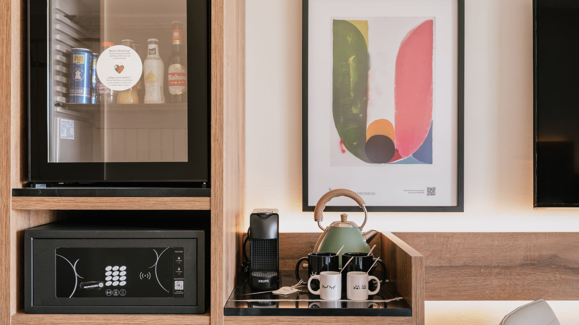 มินิบาร์ ตู้เซฟ เครื่องชงกาแฟ และกาน้ำร้อนในห้องพักโรงแรม - The Loft วิวเมือง - INNSiDE Palma Avenidas, ปัลมาเดมายอร์กา