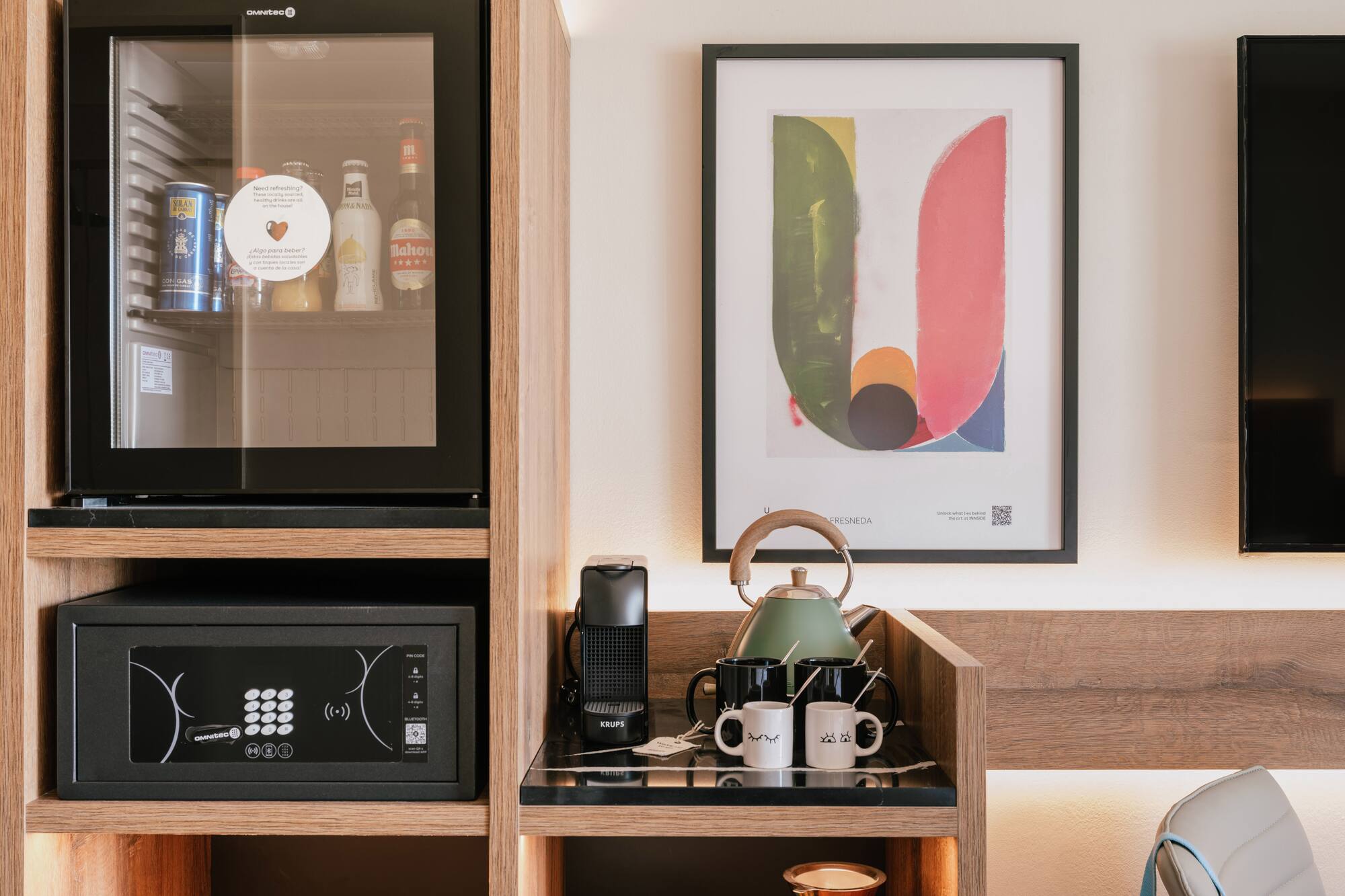 มินิบาร์ ตู้เซฟ เครื่องชงกาแฟ และกาน้ำร้อนในห้องพักโรงแรม - The Loft วิวเมือง - INNSiDE Palma Avenidas, ปัลมาเดมายอร์กา