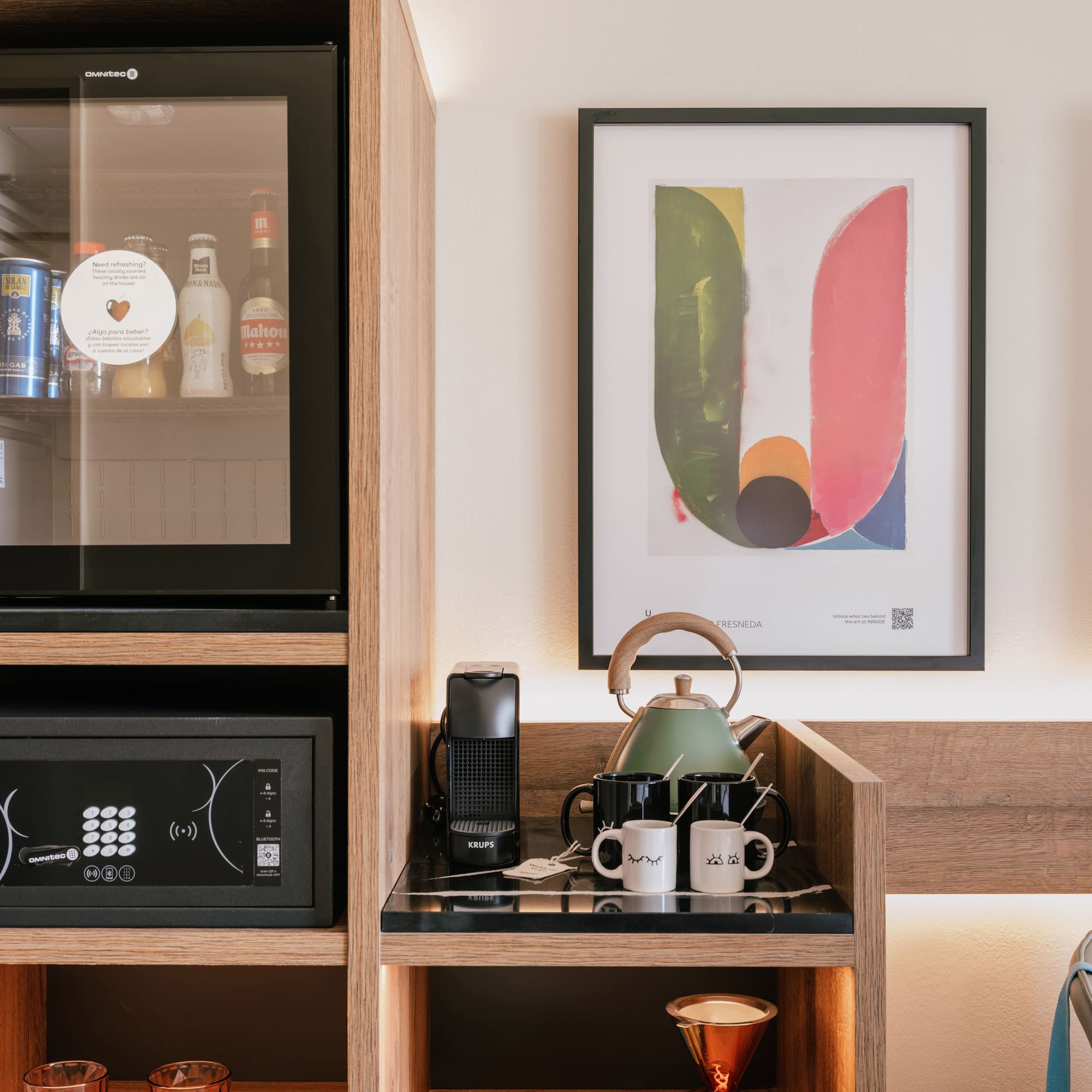 มินิบาร์ ตู้เซฟ เครื่องชงกาแฟ และกาน้ำร้อนในห้องพักโรงแรม - The Loft วิวเมือง - INNSiDE Palma Avenidas, ปัลมาเดมายอร์กา