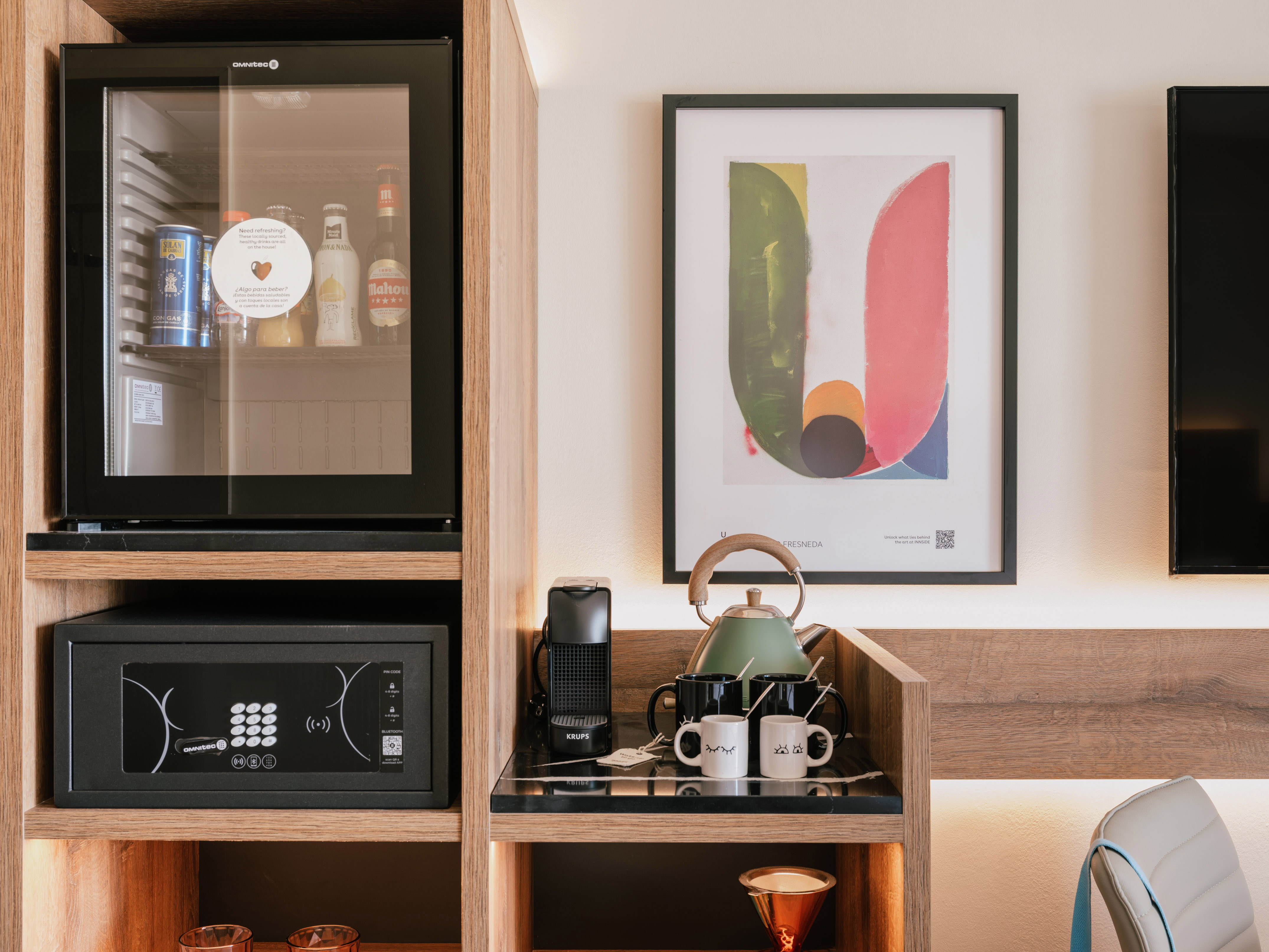 มินิบาร์ ตู้เซฟ เครื่องชงกาแฟ และกาน้ำร้อนในห้องพักโรงแรม - The Loft วิวเมือง - INNSiDE Palma Avenidas, ปัลมาเดมายอร์กา