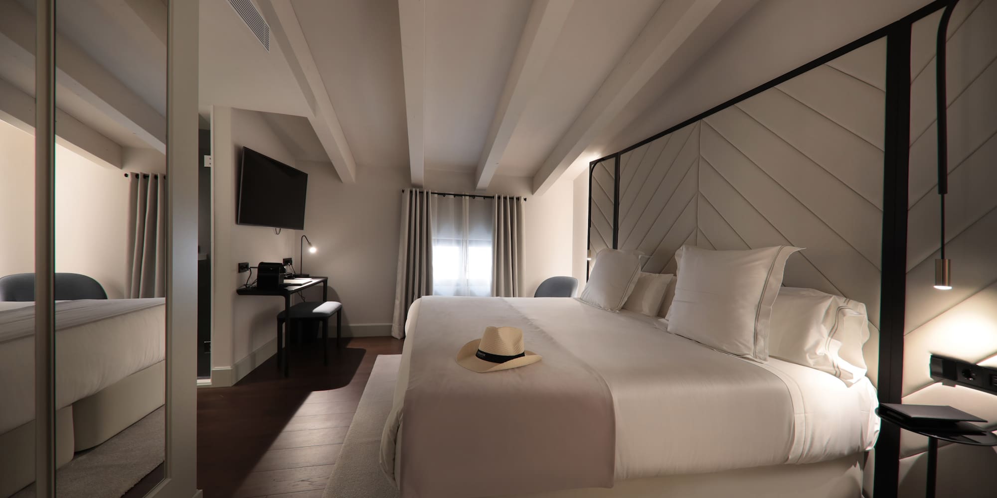 uma cama com um chapéu