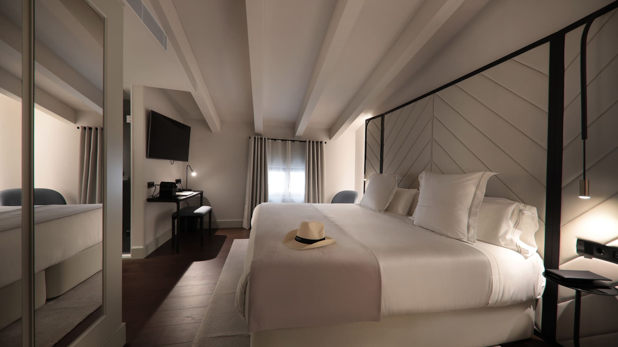 een bed met een hoed erop