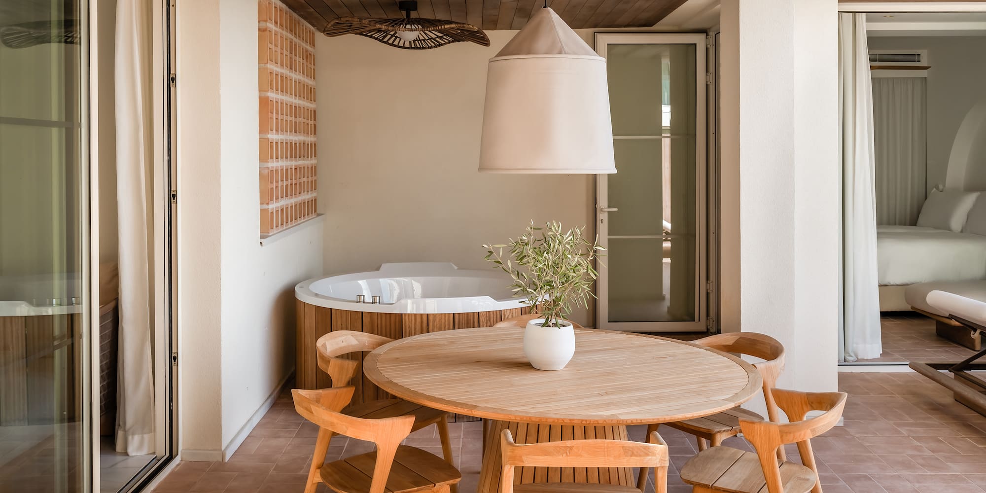 a table and chairs in a room with a jacuzzi