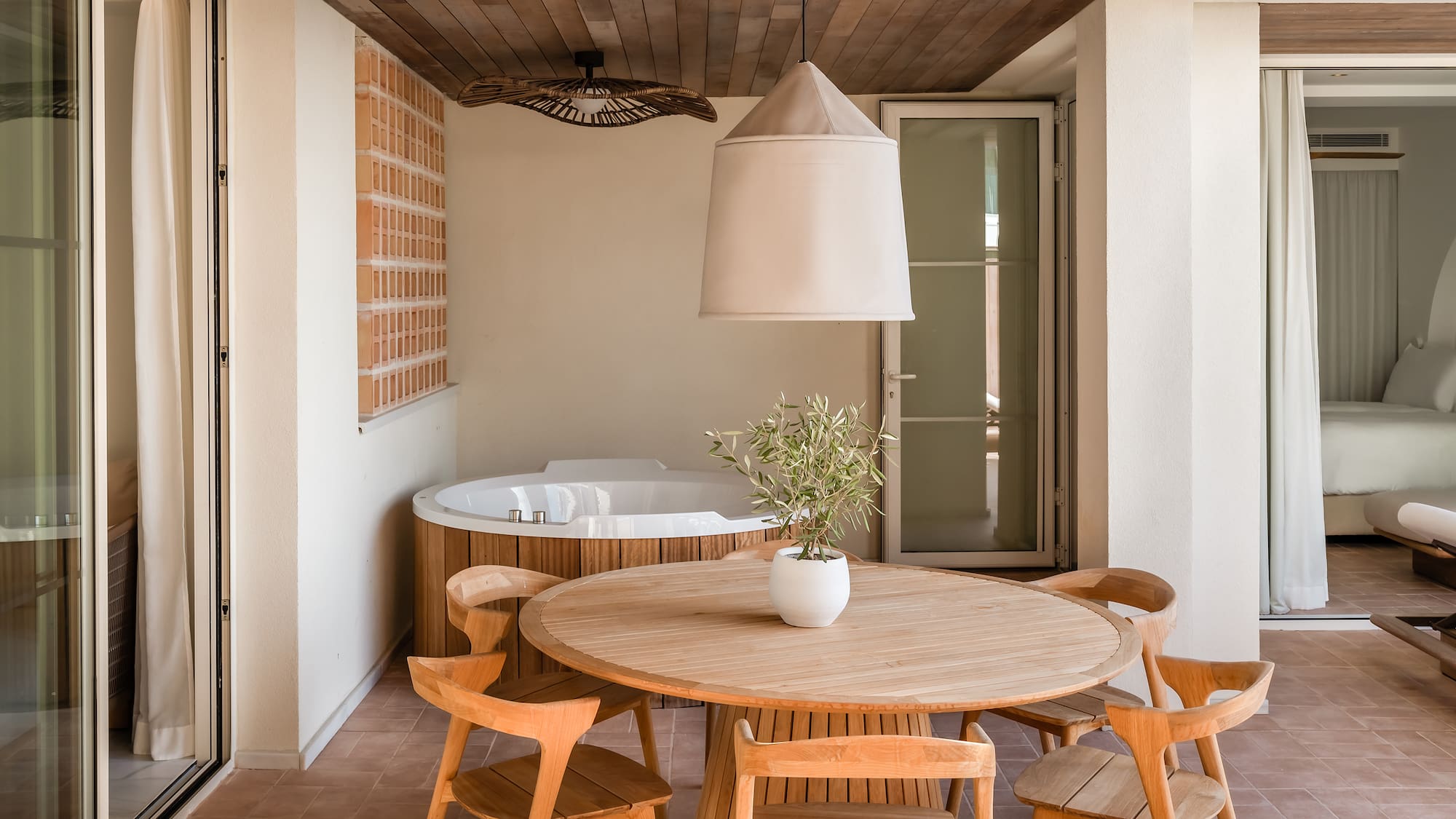 a table and chairs in a room with a jacuzzi