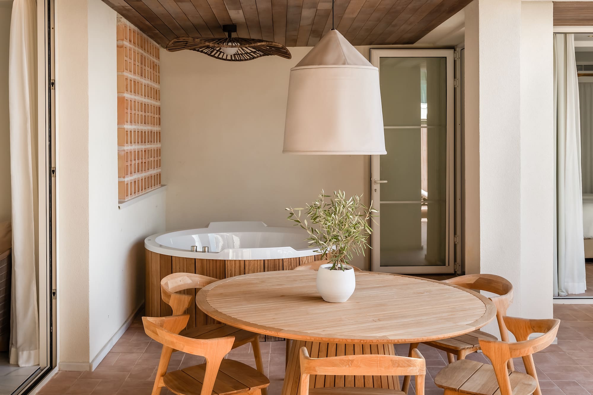 a table and chairs in a room with a jacuzzi