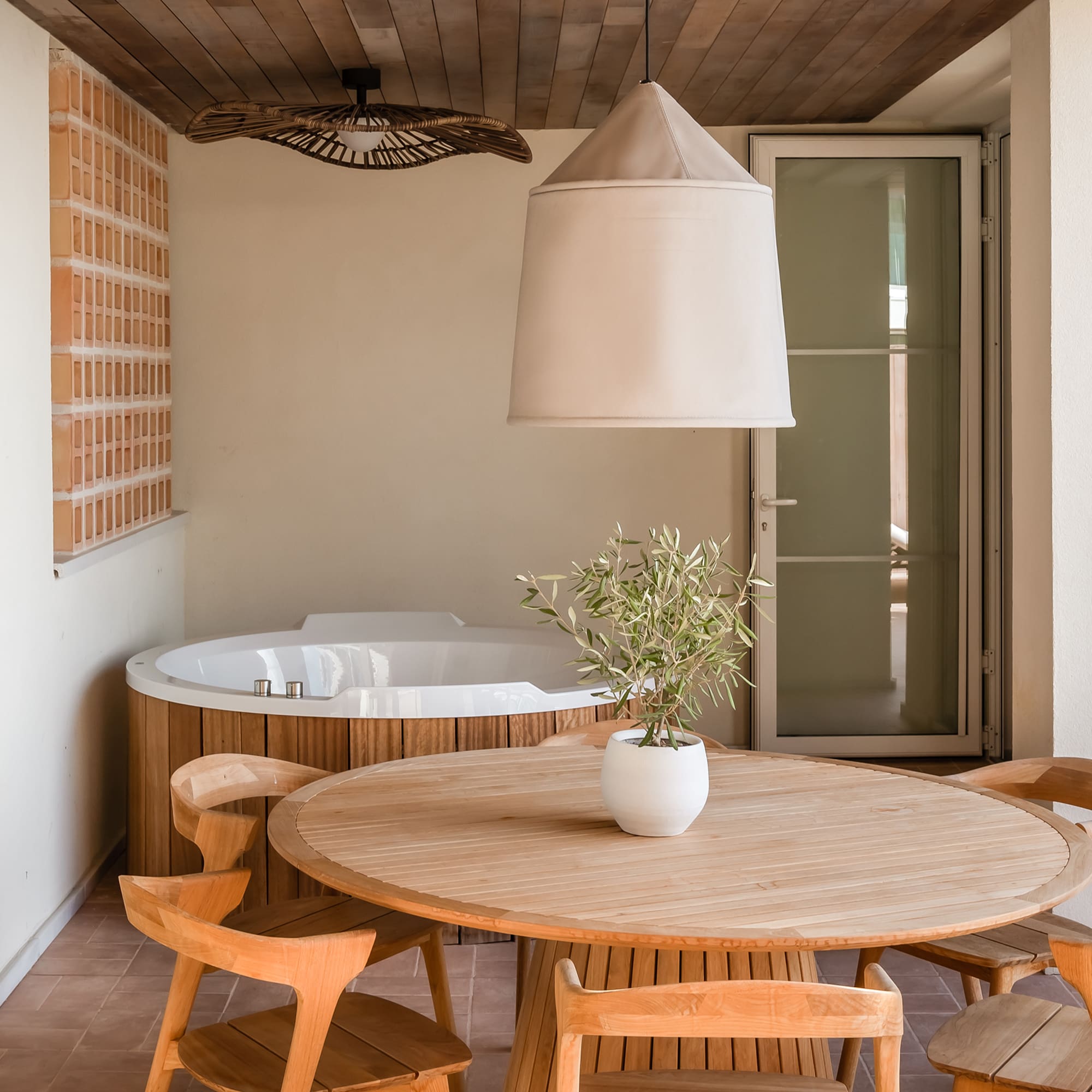 a table and chairs in a room with a jacuzzi