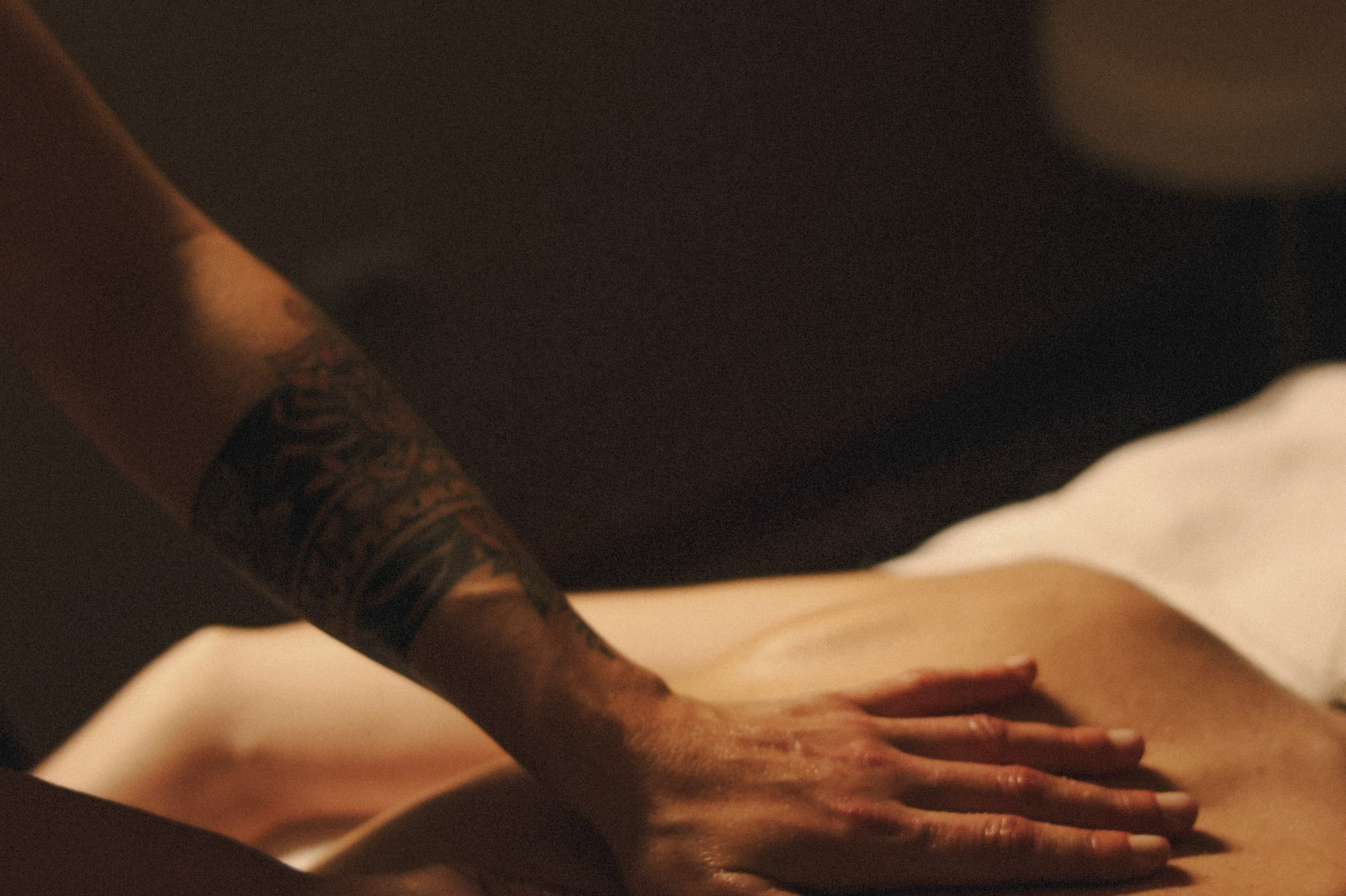 Manos de terapeuta dando masaje de espalda. Relajación y bienestar en spa.