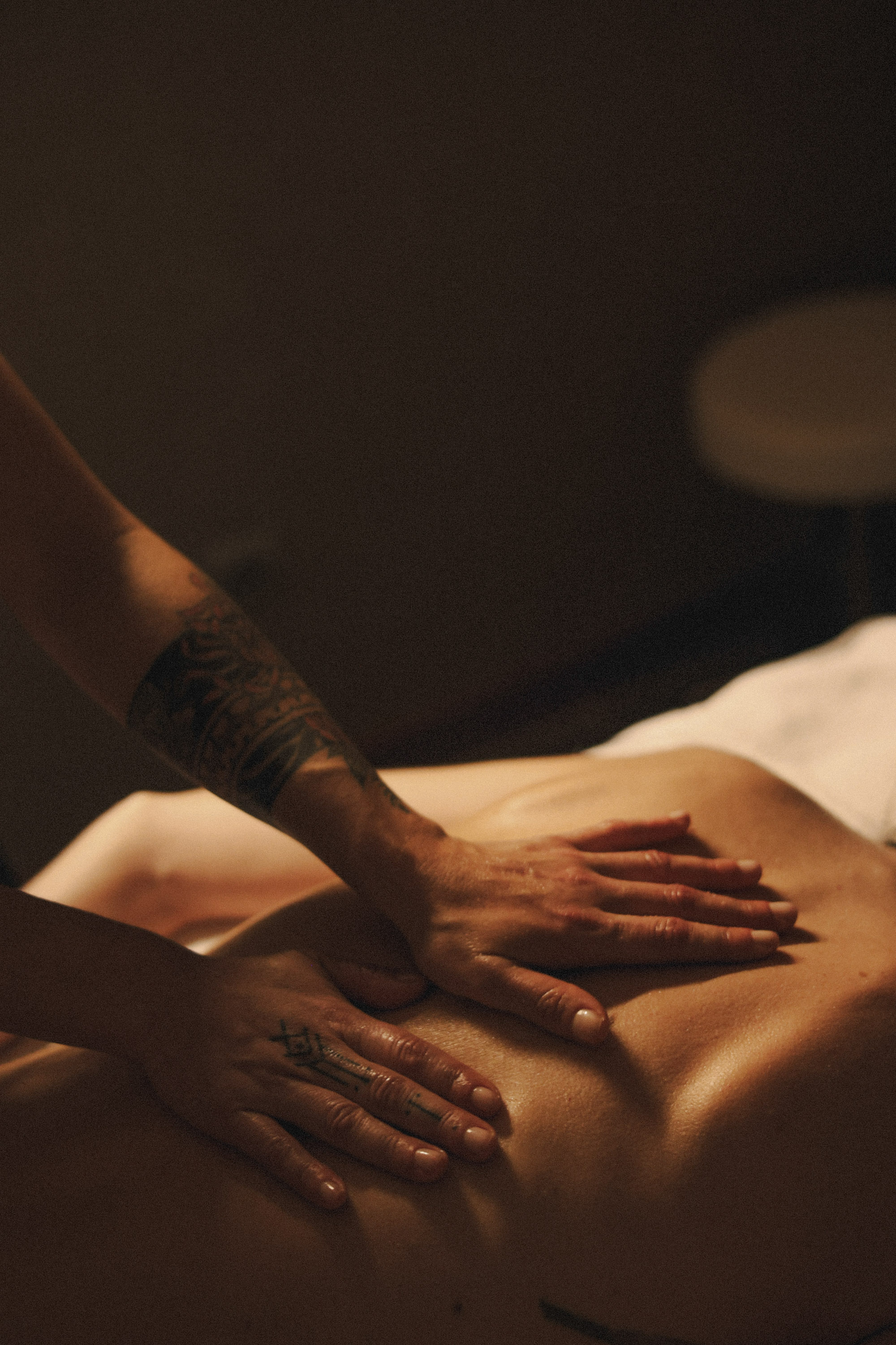 Manos de terapeuta dando masaje de espalda. Relajación y bienestar en spa.