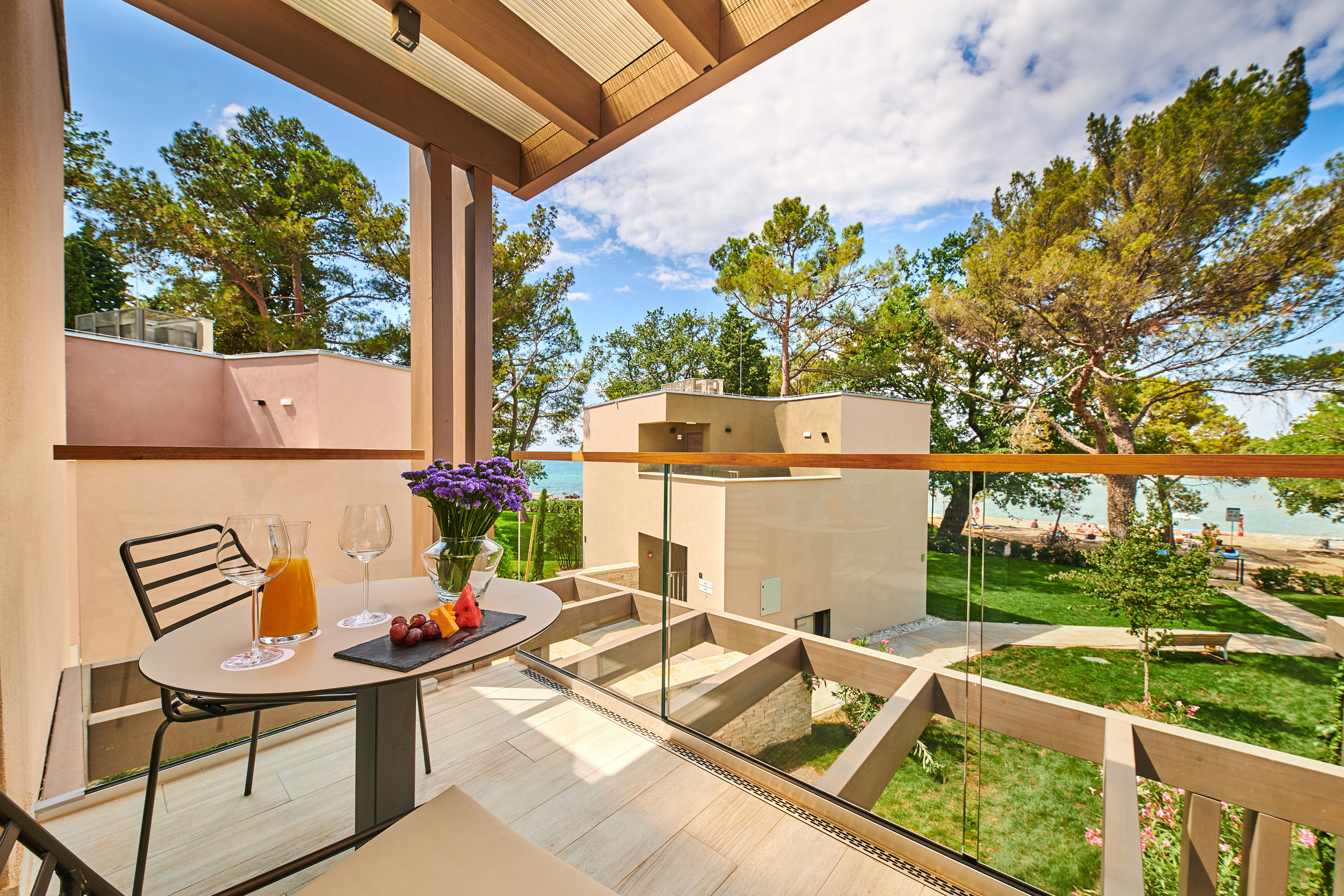 a table with food and glasses on it outside - Classic Room avec Balcon - Garden Suites Umag Plava Laguna Affiliated by Meliá, Umag