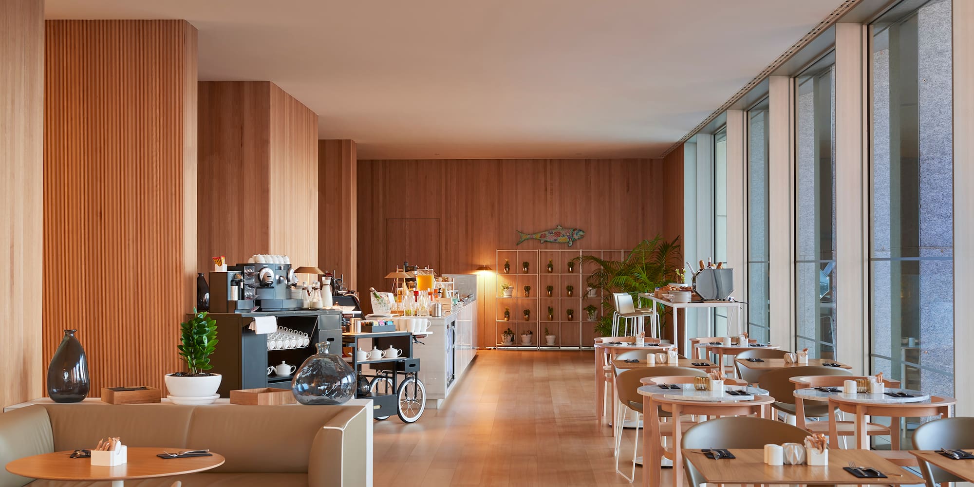 místnost se stoly a židlemi