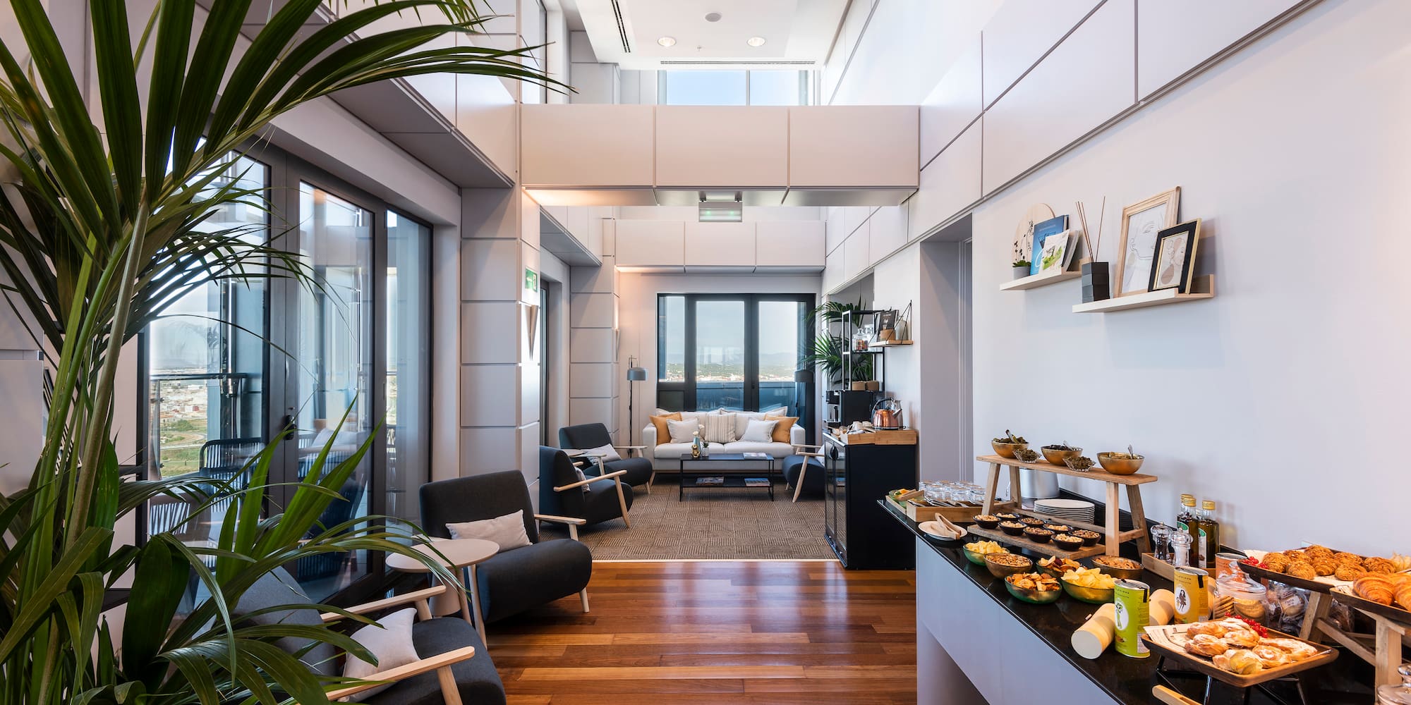 místnost s jídelním stolem a pohovkou