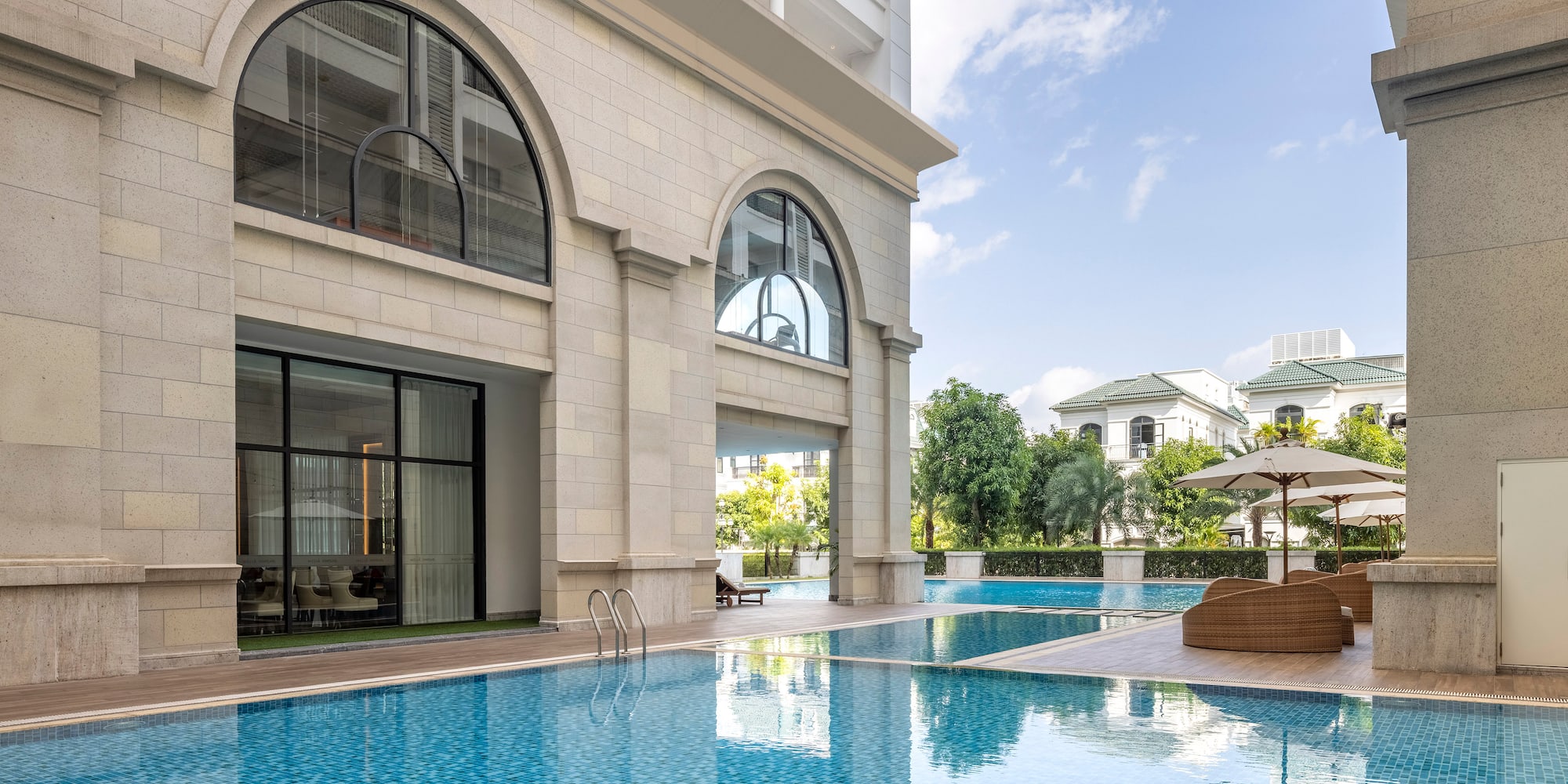 uma piscina em um prédio