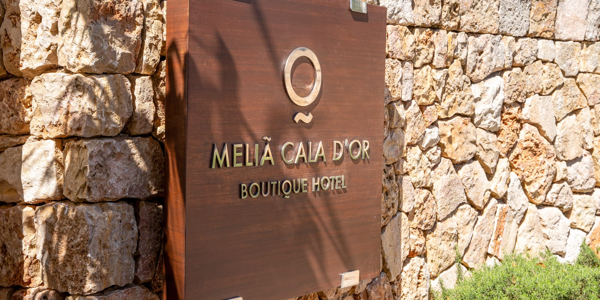 a sign on a stone wall