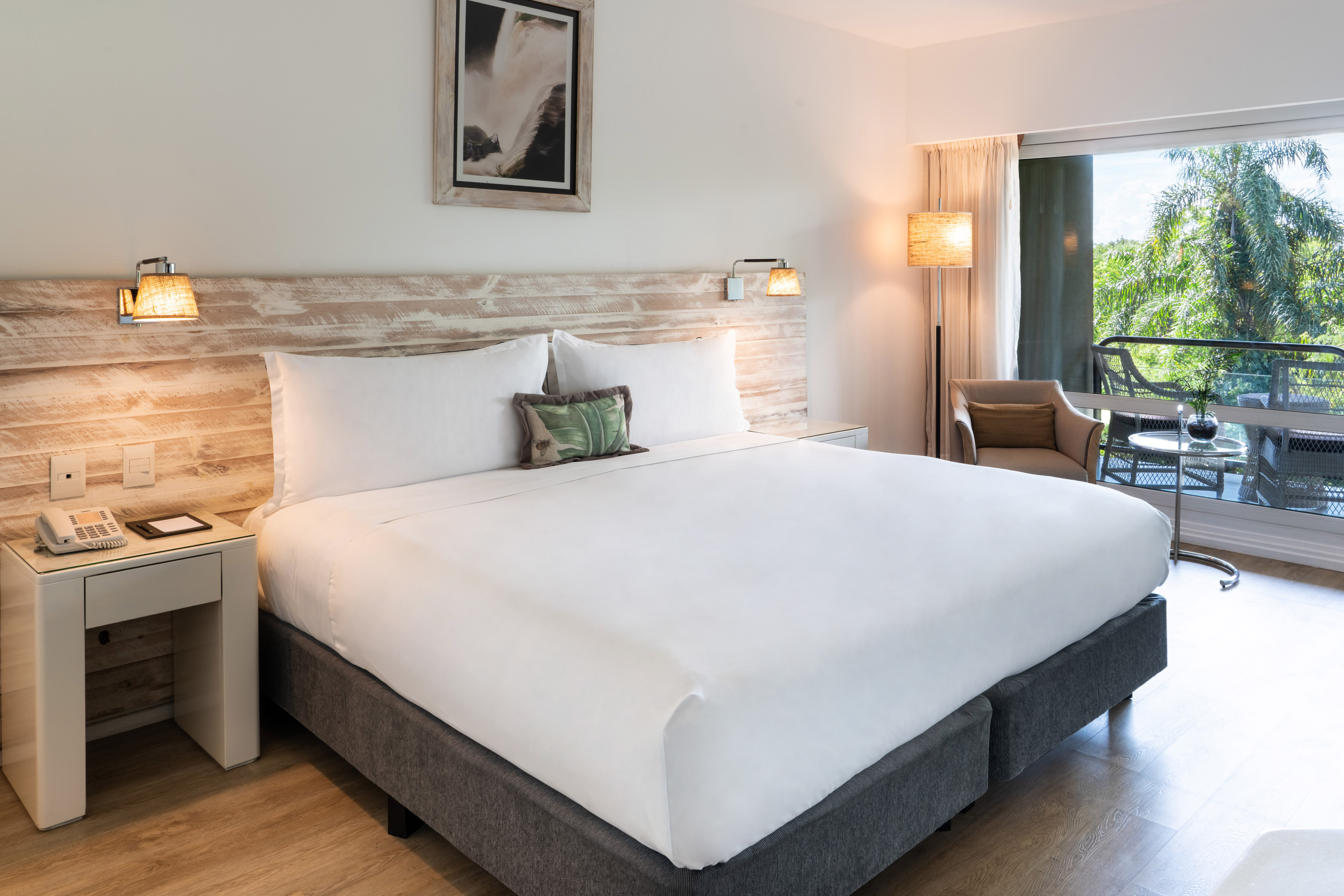 Modern hotel room with king bed, balcony, and lush tropical view. - Deluxe Room King Size Bed – Jungle View - Gran Meliá Iguazú, Εθνικό Πάρκο Iguazú