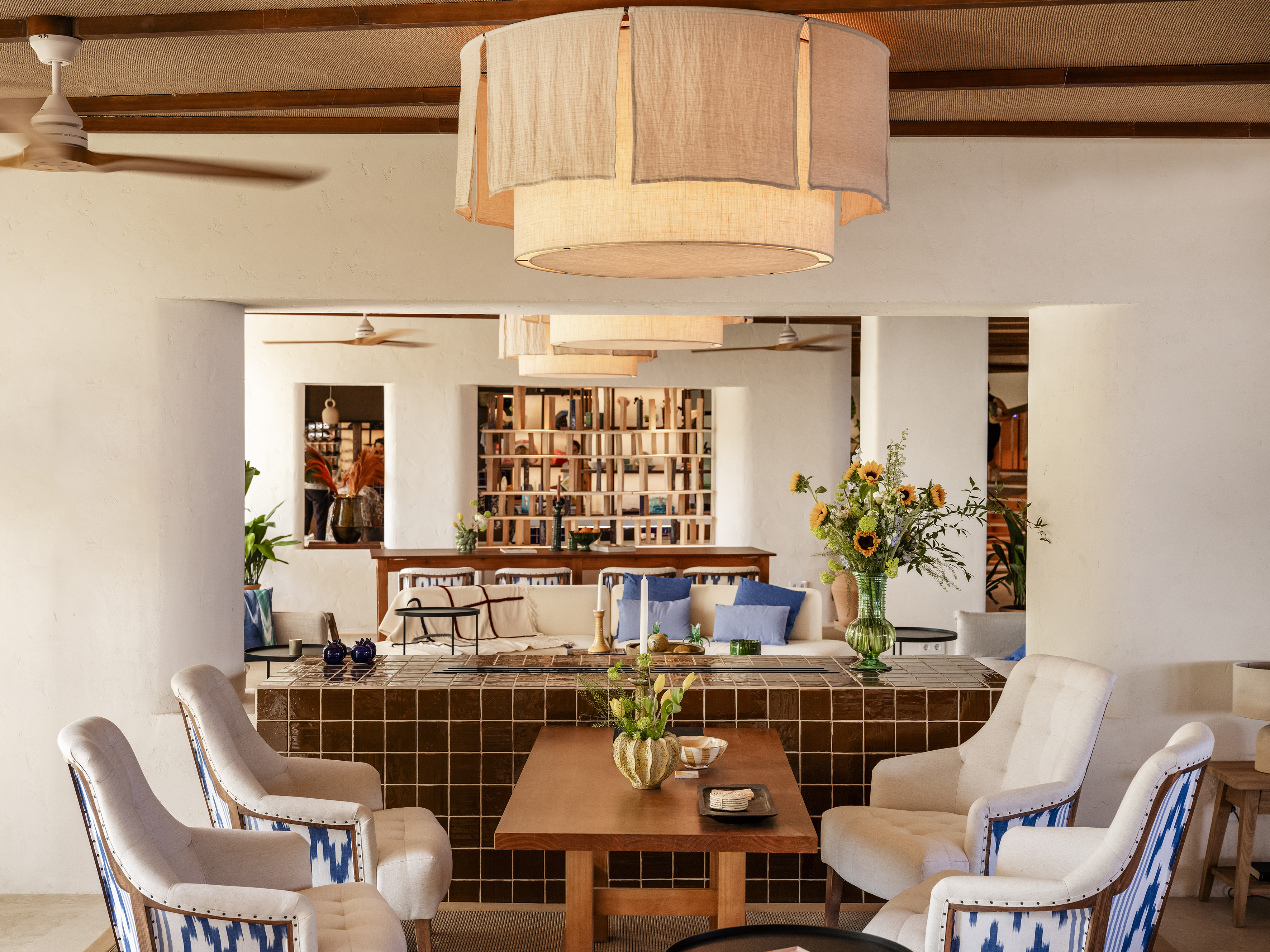 una camera con tavolo e sedie