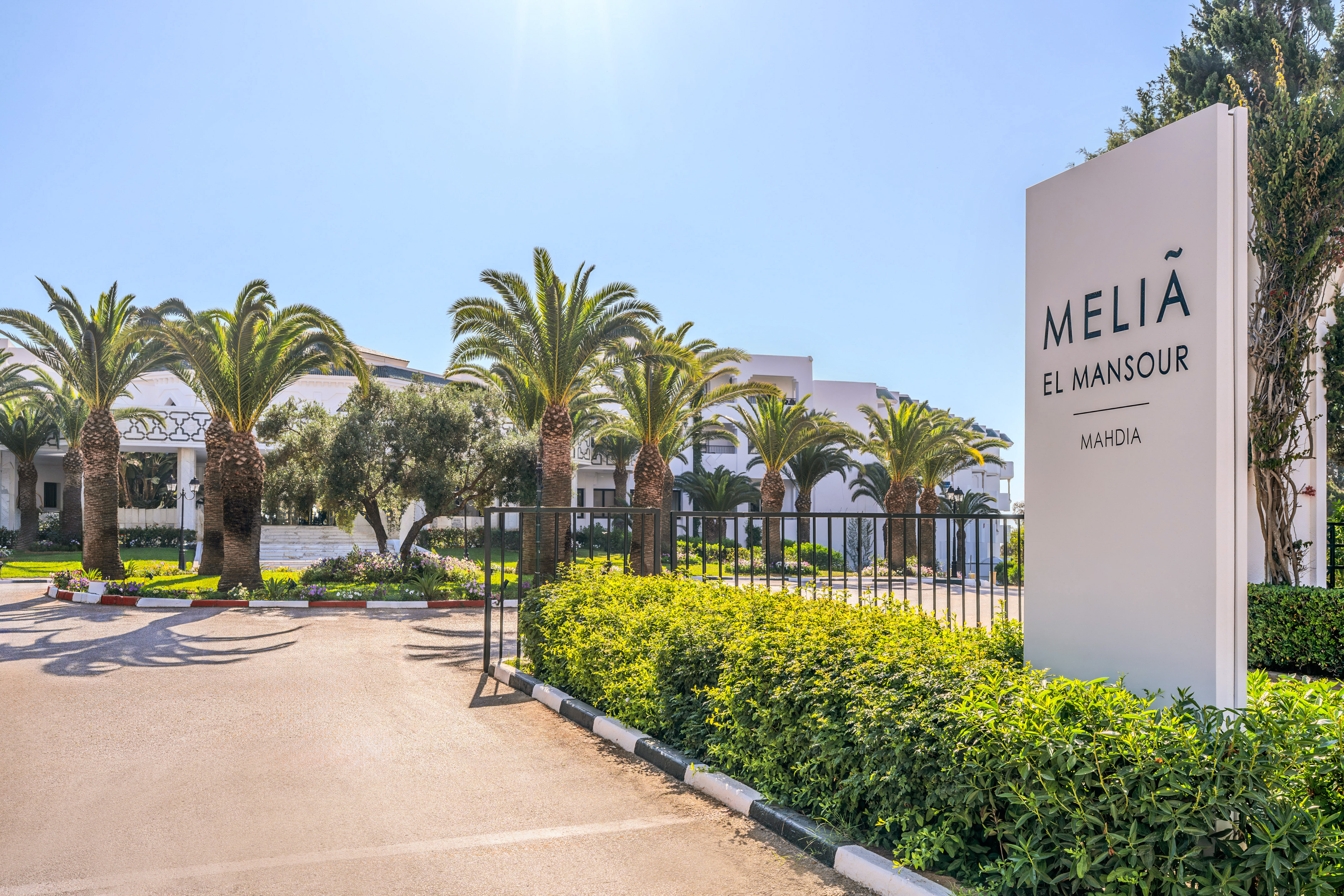 Melia El Mansour Mahdia resort entrance sign and palm trees.