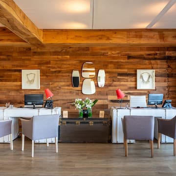 een kamer met een lange bank en een buffettafel