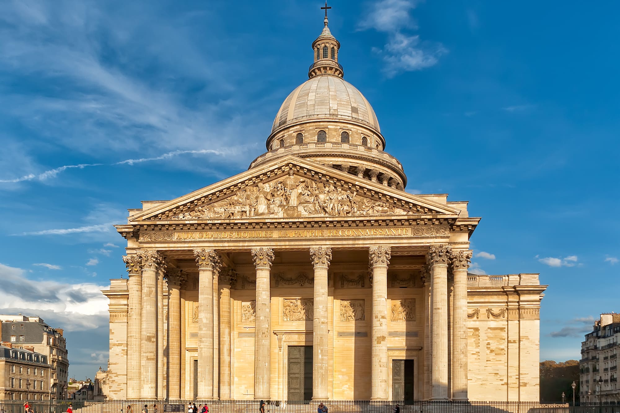 Panthéon with columns and a dome