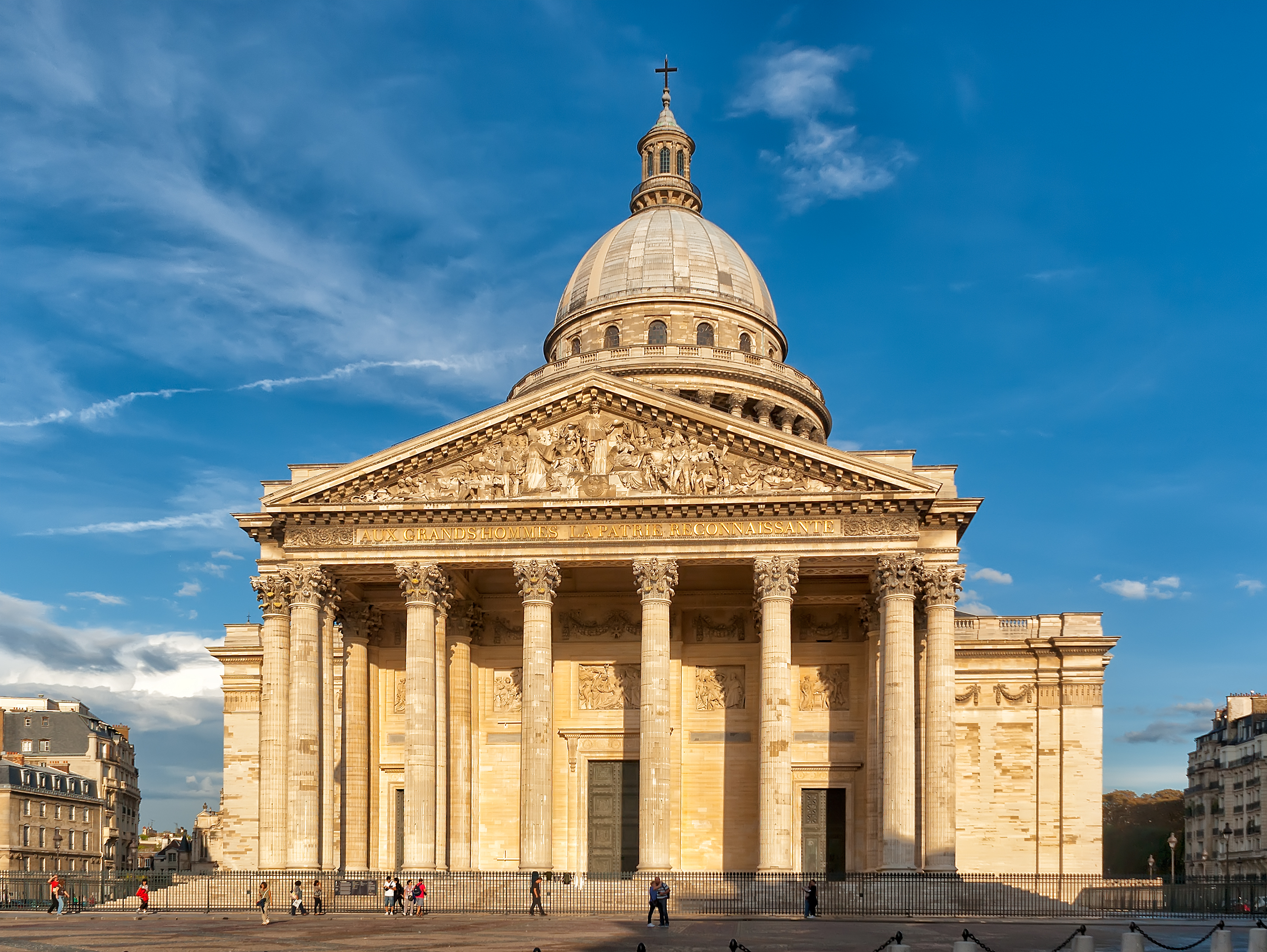 Panthéon with columns and a dome
