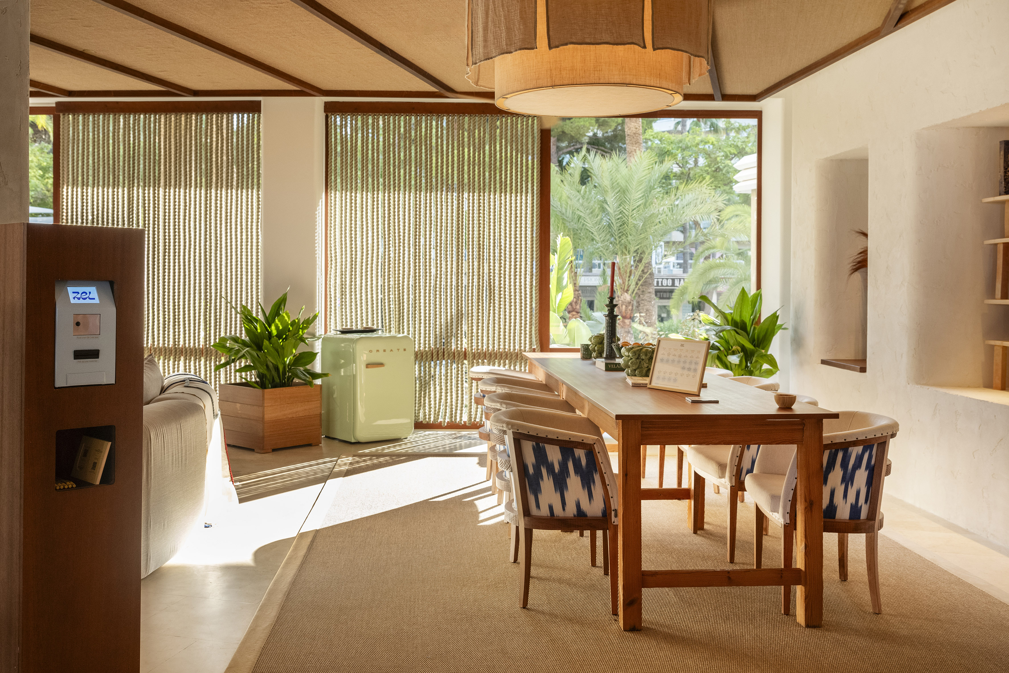 una camera con tavolo e sedie