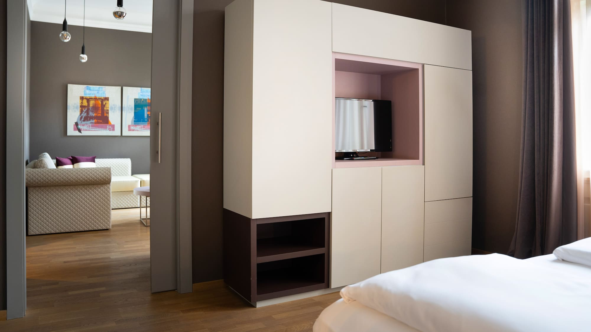 ein Zimmer mit TV und Kleiderschrank