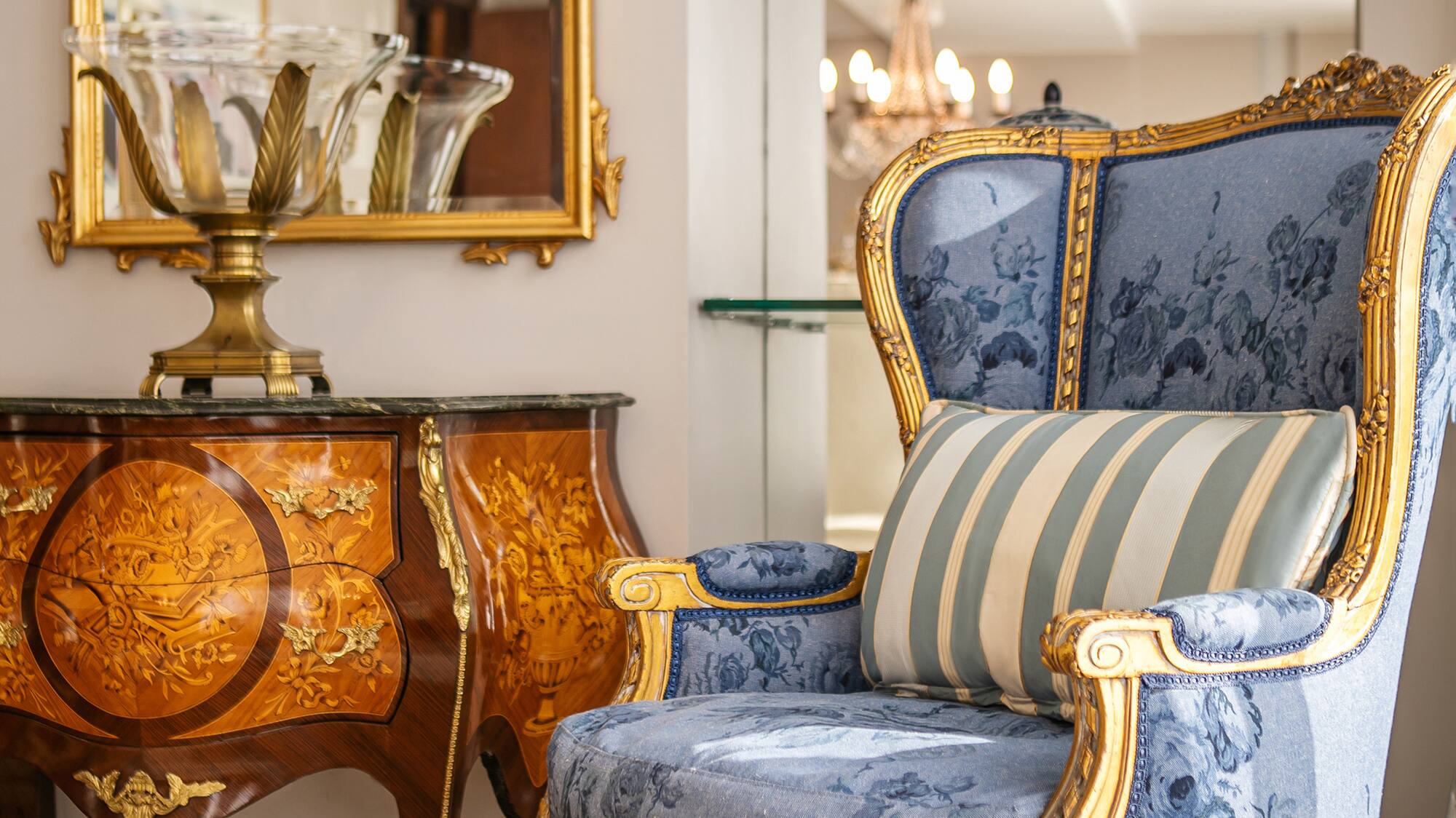 a chair next to a table