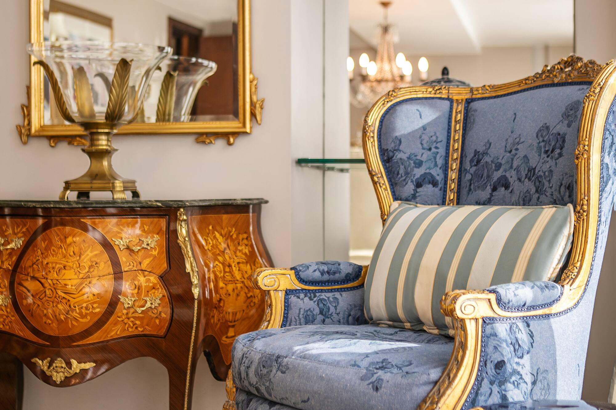 a chair next to a table