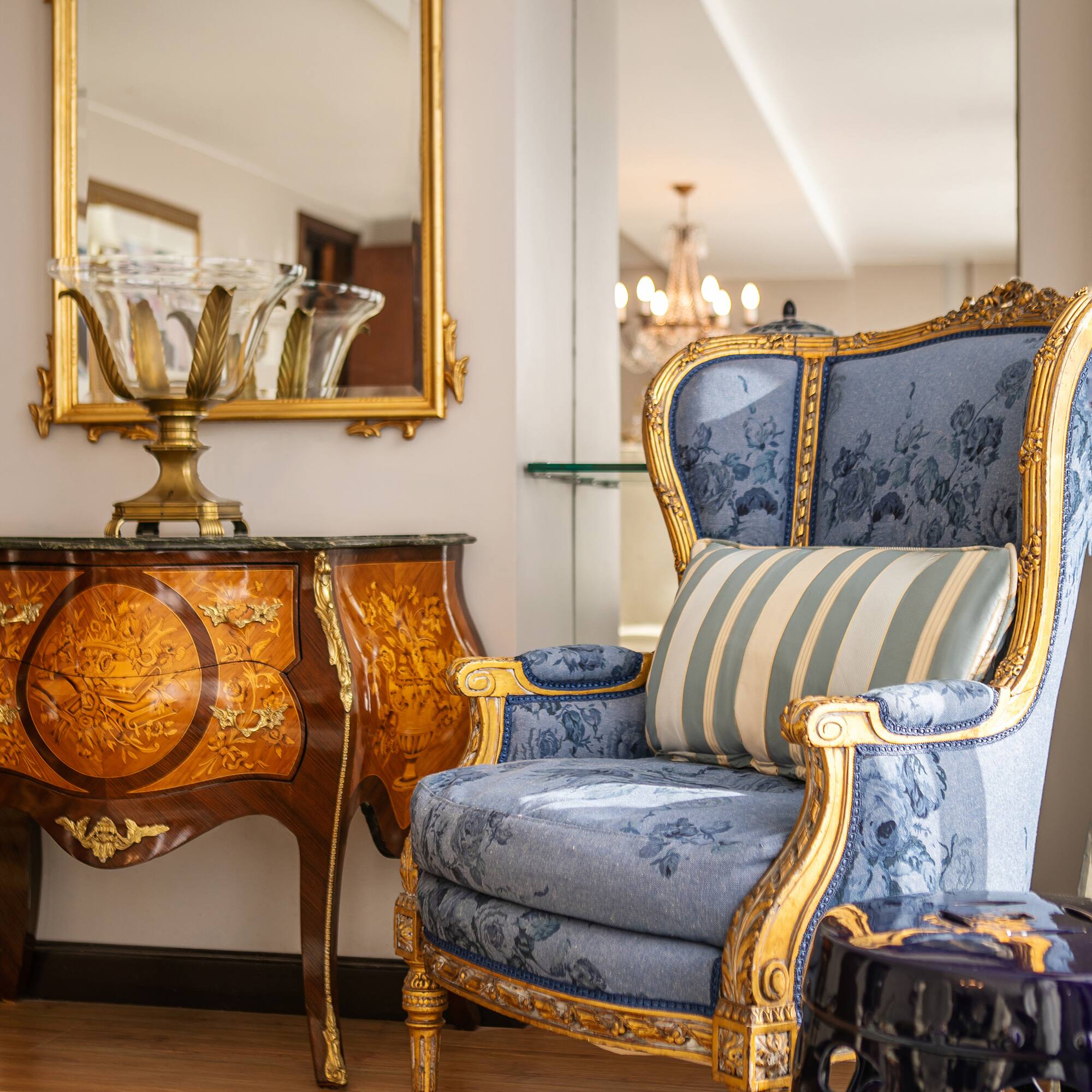 a chair next to a table