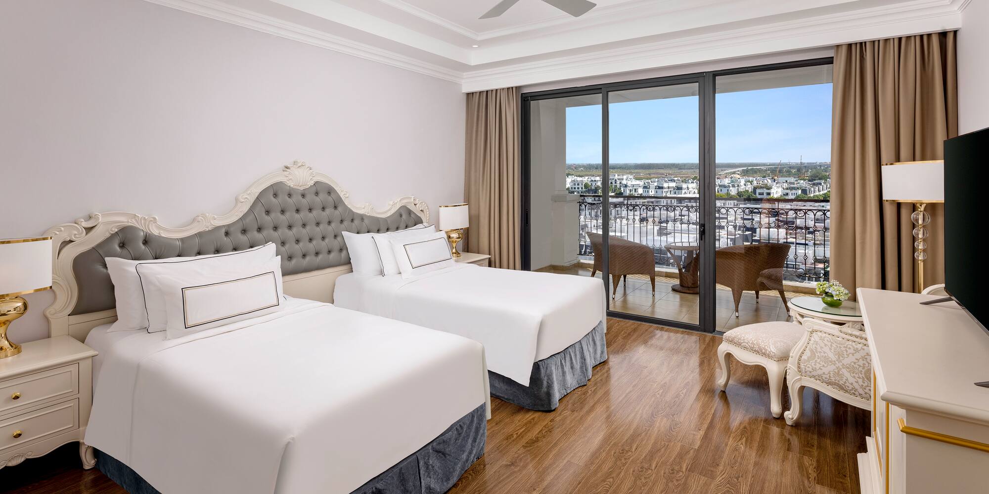 um quarto com duas camas e uma mesa e cadeiras