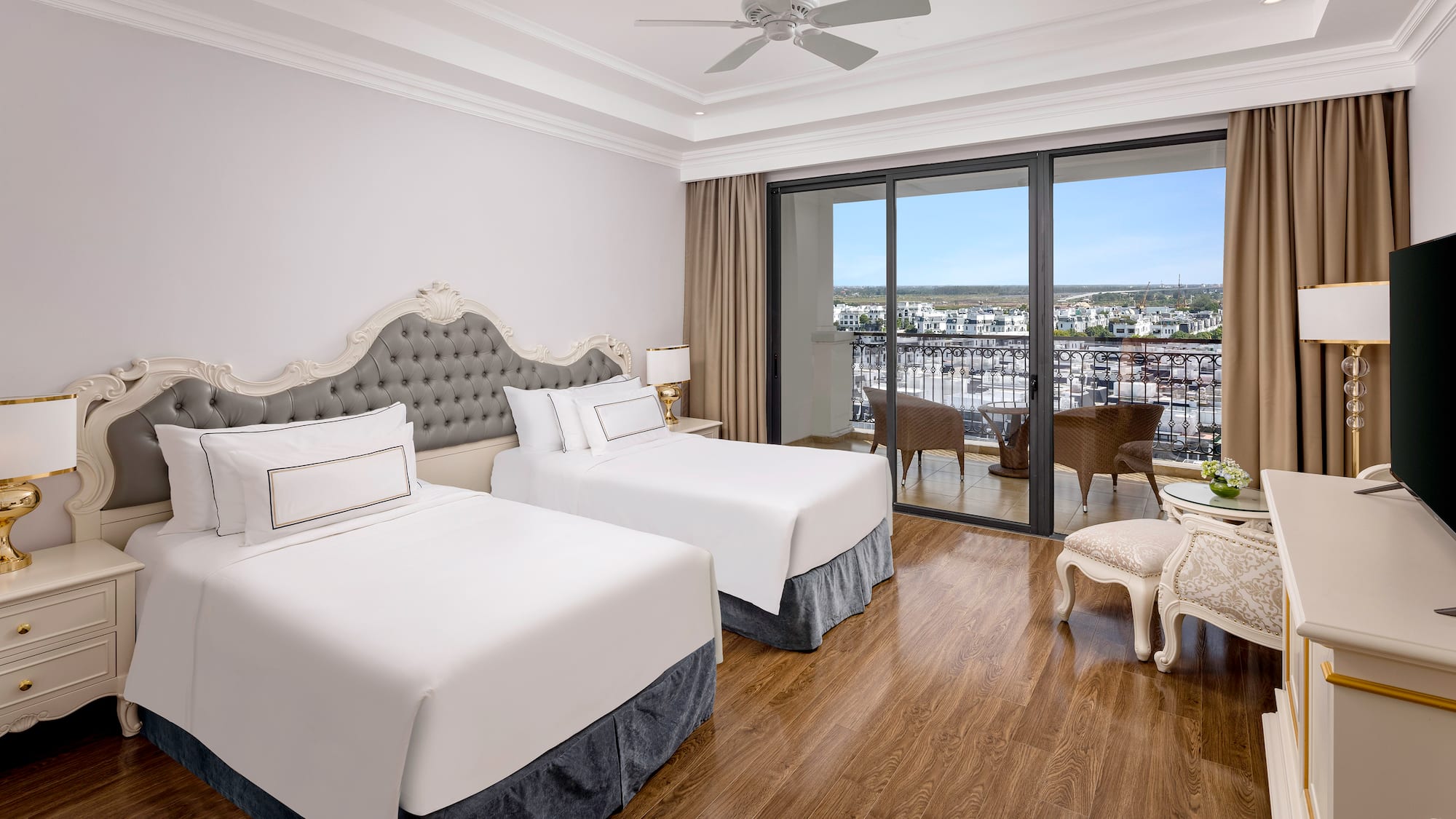 um quarto com duas camas e uma mesa e cadeiras