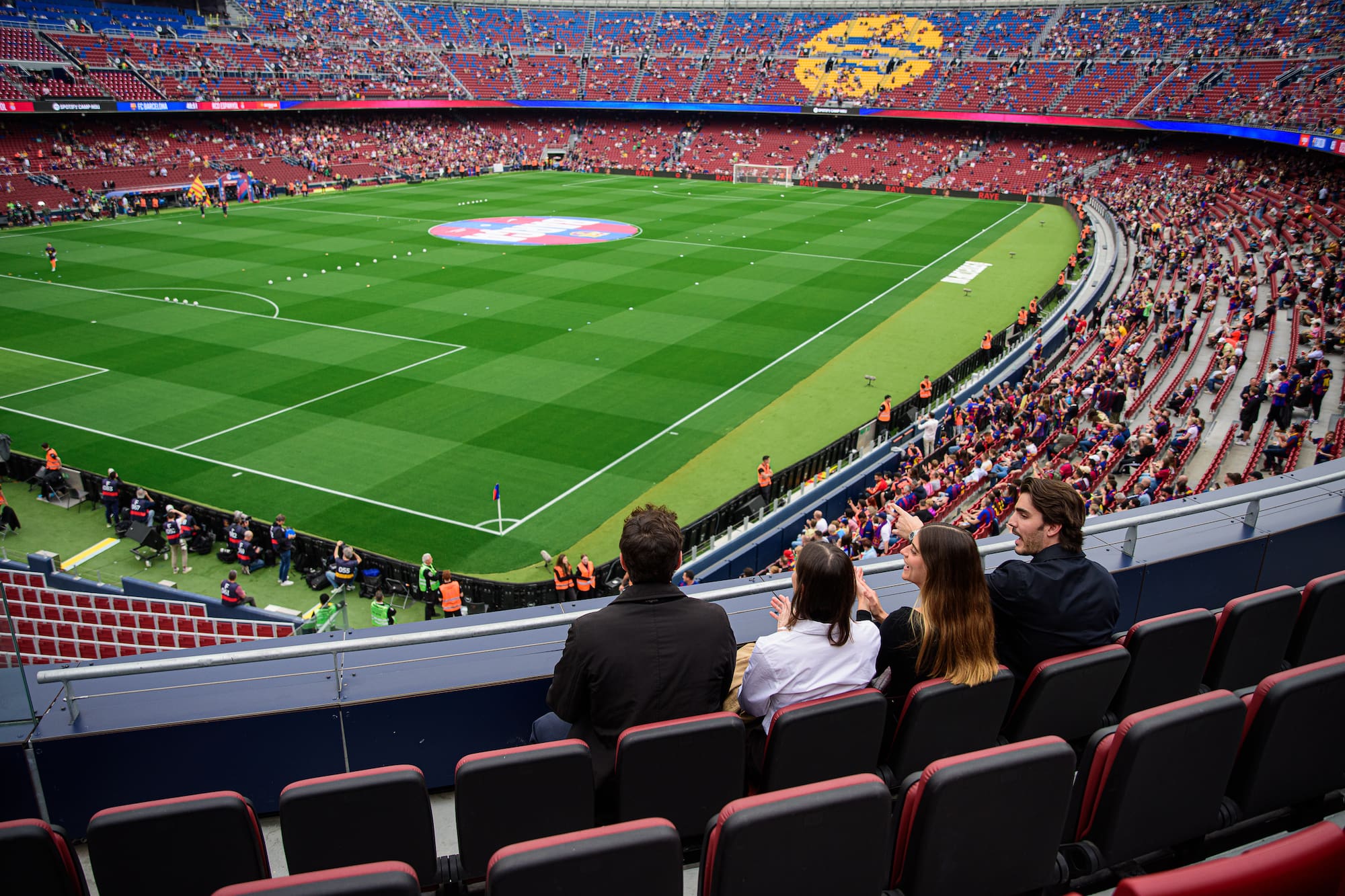 Vier personen genieten vanaf de tribune in Camp Nou van een voetbalwedstrijd. - FC Barcelona VIP-ervaring - Torre Melina Gran Meliá, Barcelona