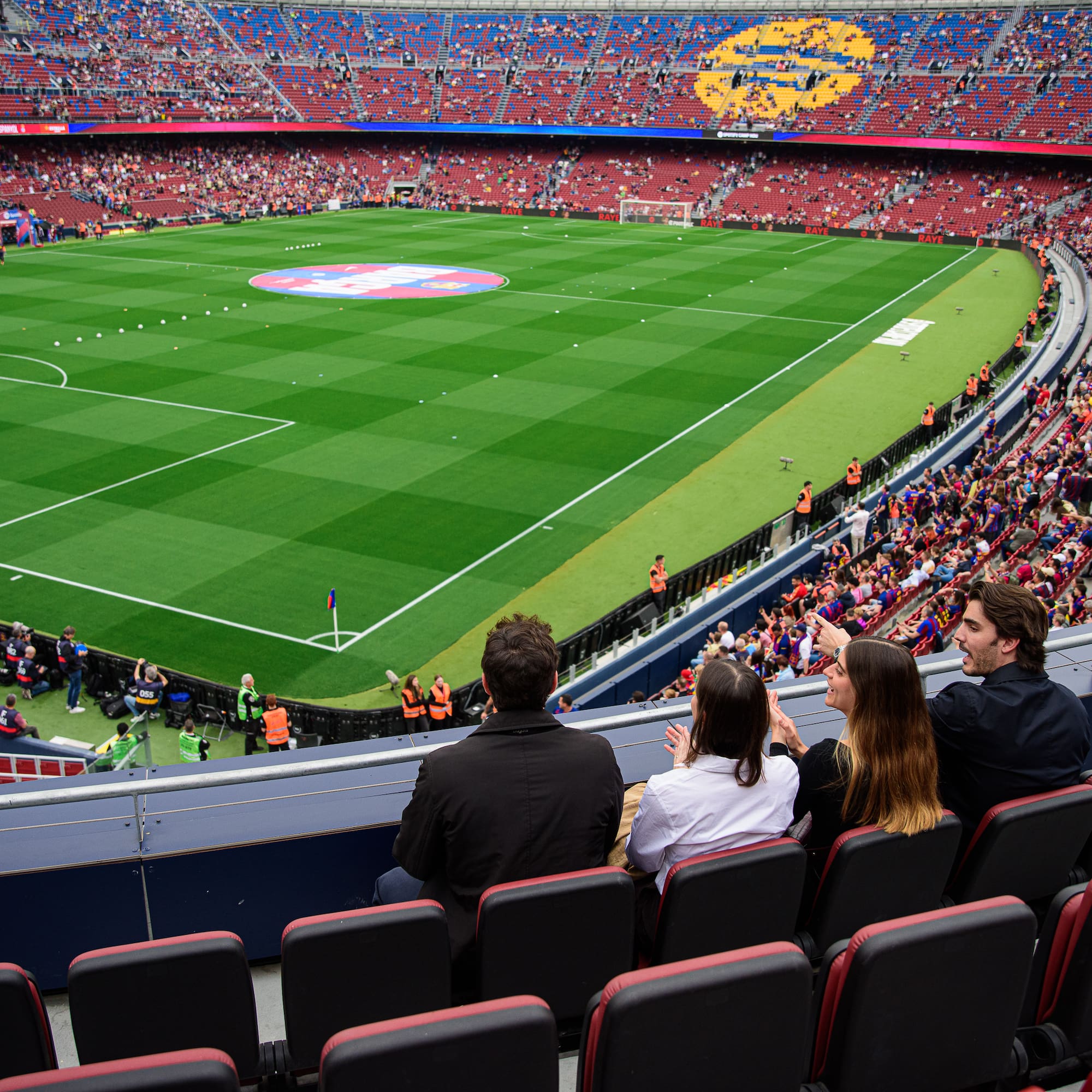 Vista general del Camp Nou lleno con espectadores viendo un partido desde las gradas.