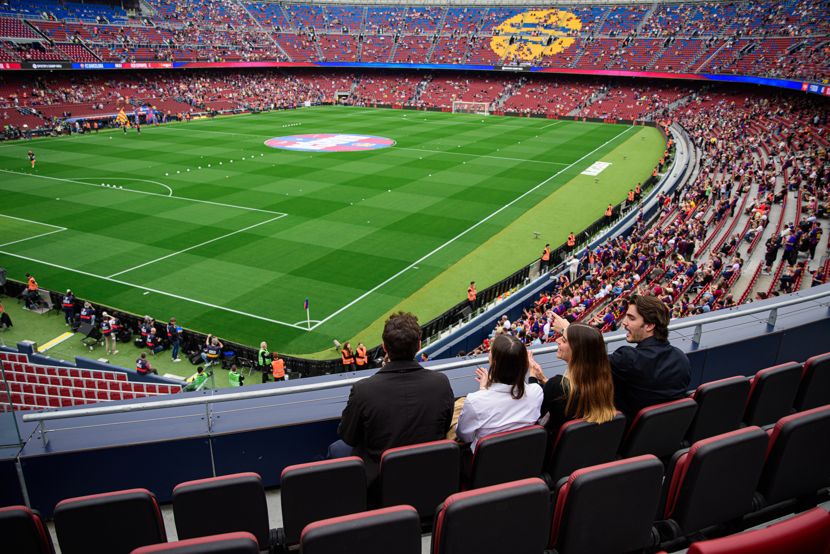 Vier personen genieten vanaf de tribune in Camp Nou van een voetbalwedstrijd. - FC Barcelona VIP-ervaring - Torre Melina Gran Meliá, Barcelona