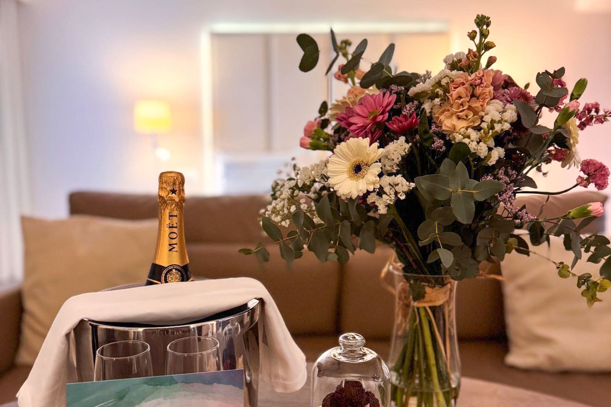 Bienvenida Meliá: Moët, flores, chocolates en suite de hotel.
