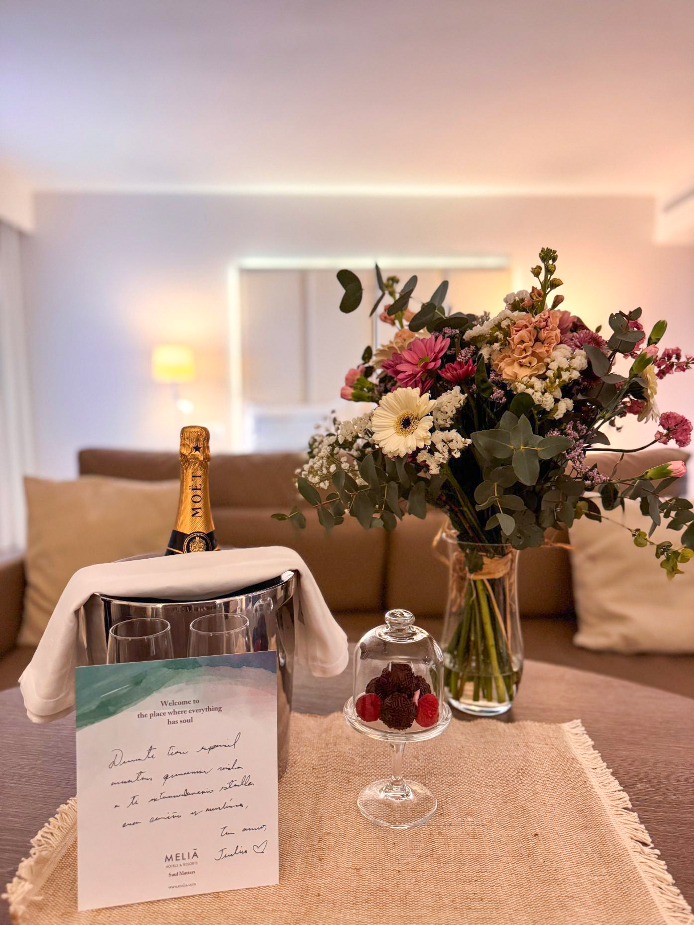 Bienvenida Meliá: Moët, flores, chocolates en suite de hotel.