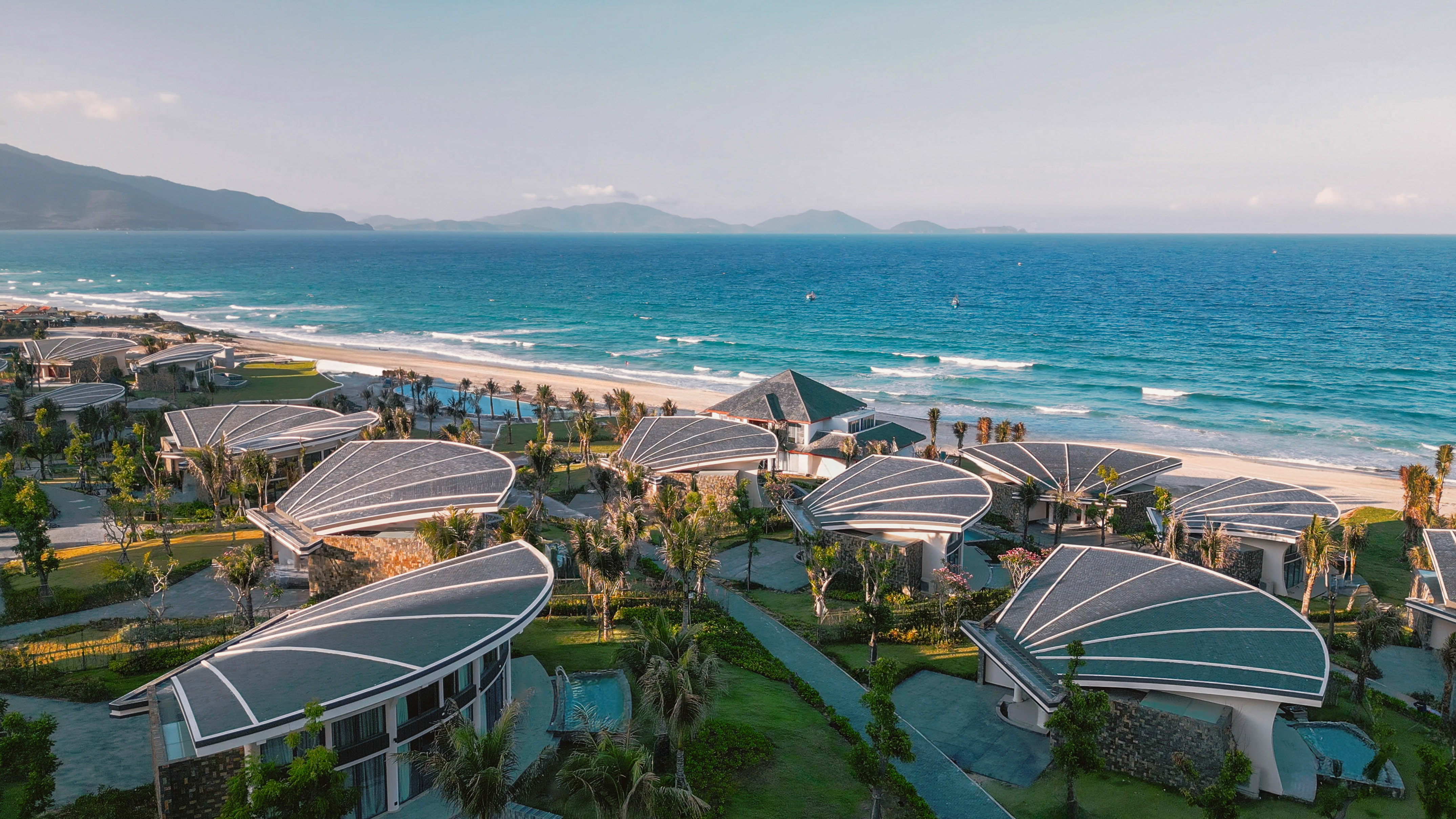 Letecký pohled na luxusní přímořský rezort u písečné pláže a oceánu. - Klid pro každou cestu - Meliá Serenity Cam Ranh Beach Resort, Cam Ranh