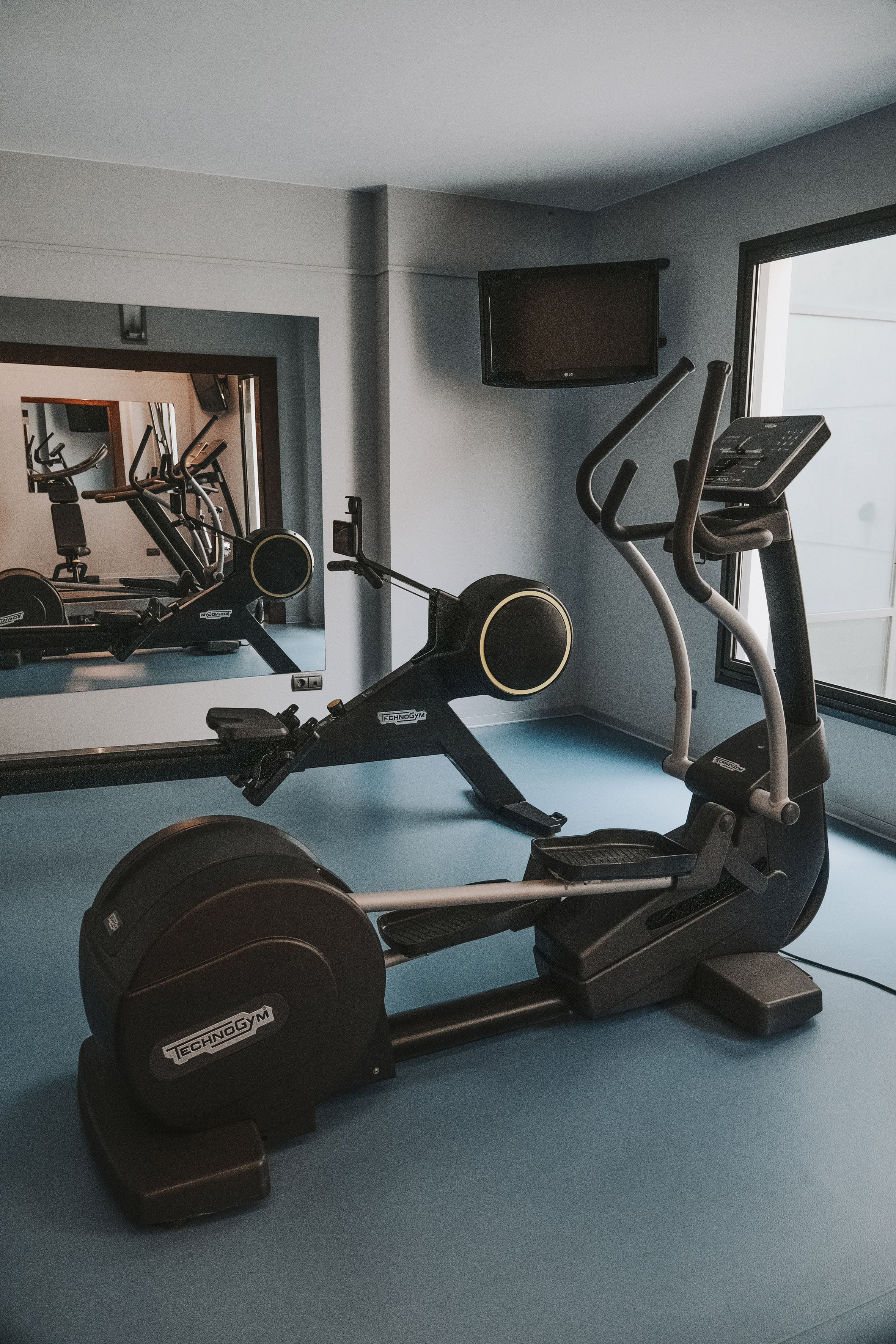 Technogym elliptical and rowing machine in a modern gym. - Sală de sport - Palacio de Avilés Afiliat Meliá, Avilés