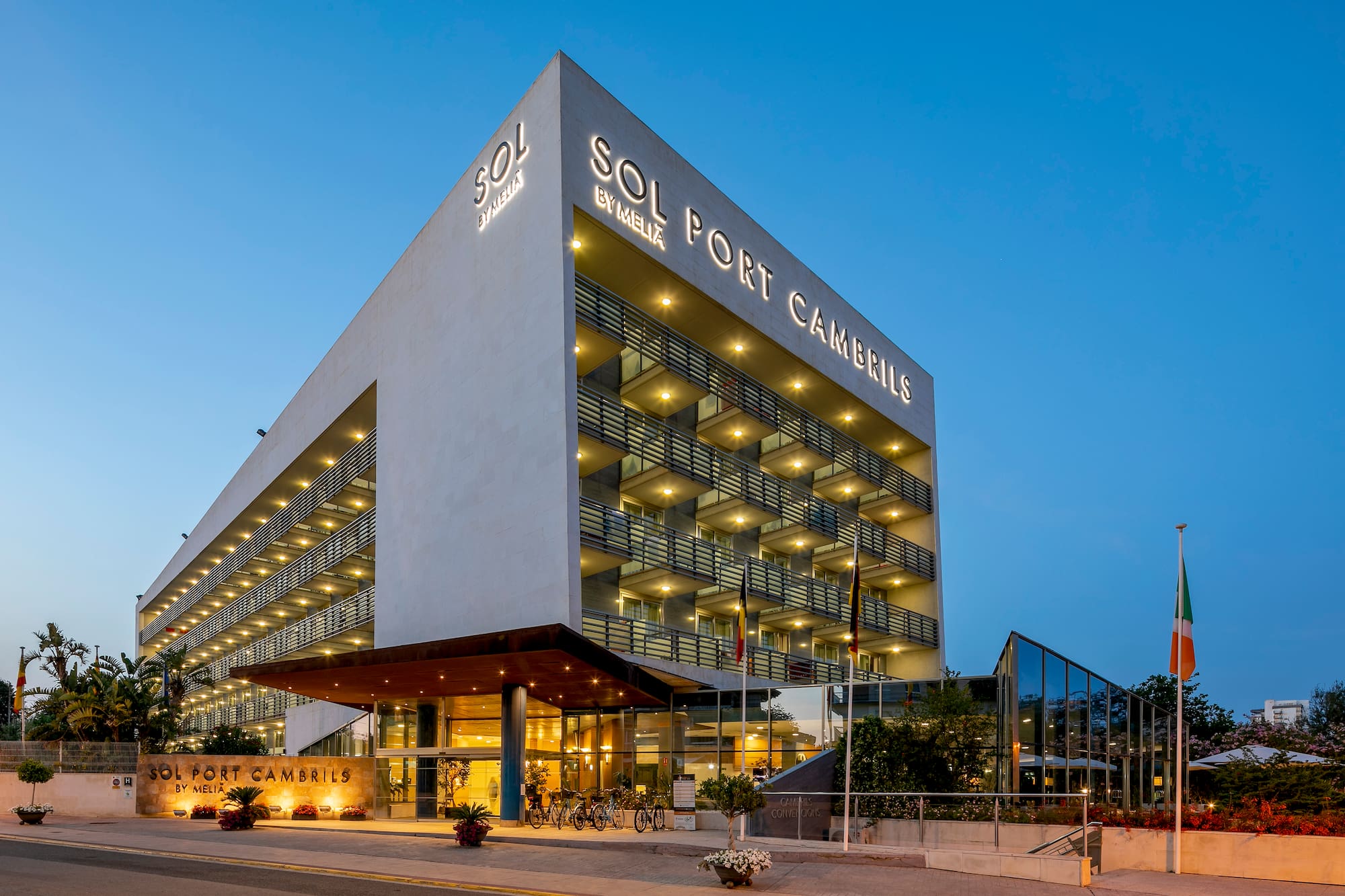 Sol Port Cambrils Meliá hotel exterior at dusk, with illuminated balconies.