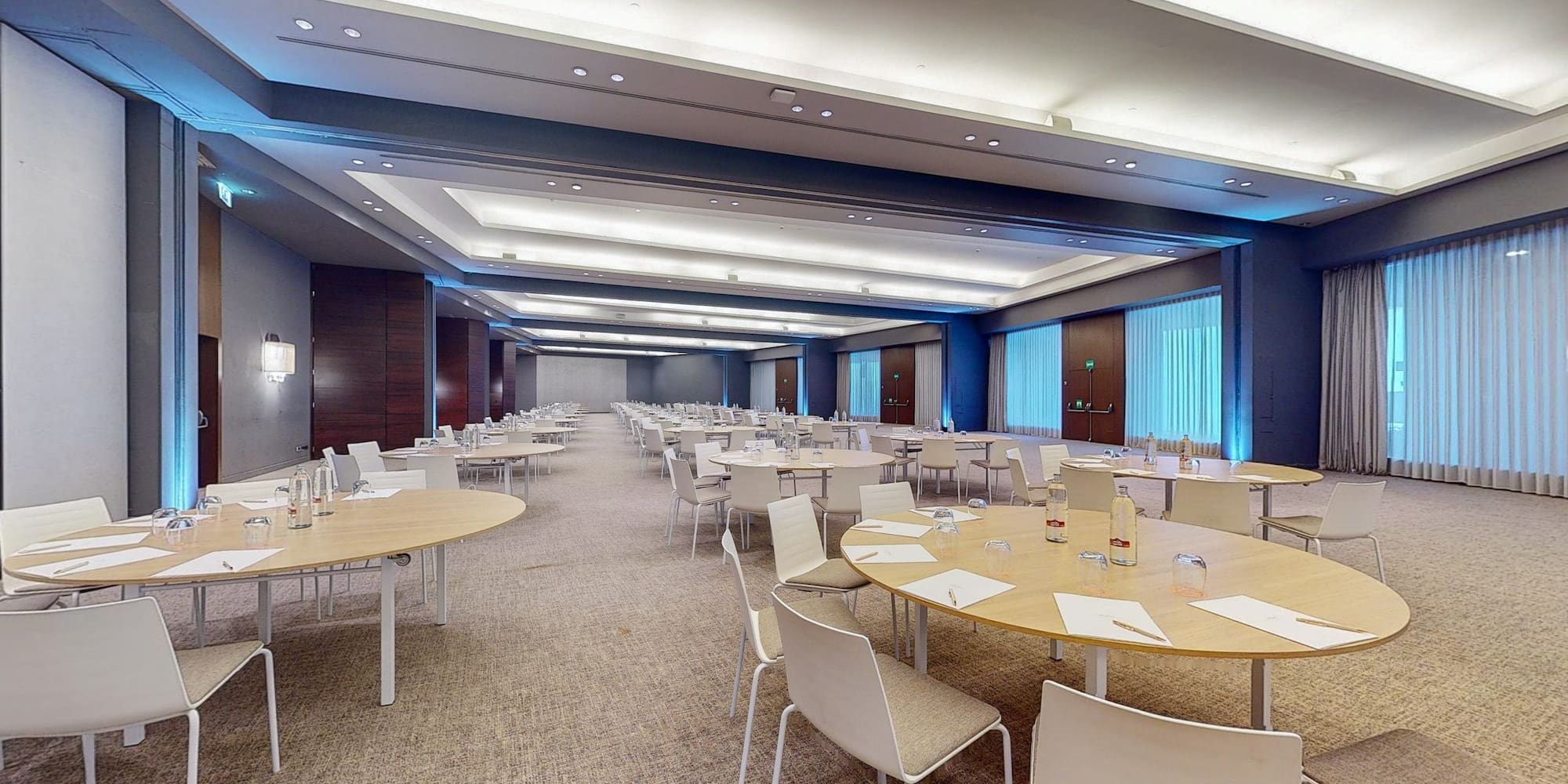 Ein Raum mit vielen Türen