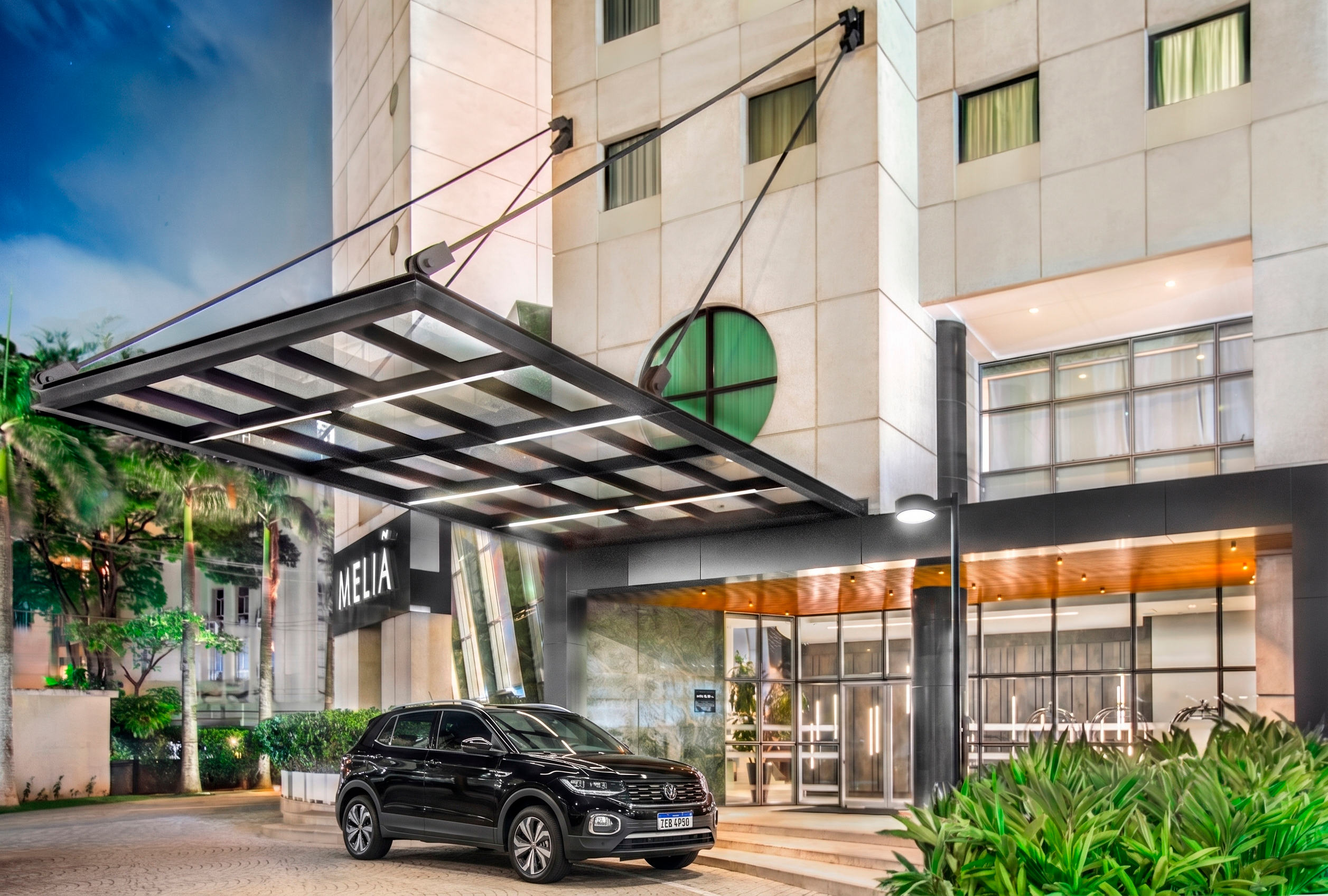 Hotel Meliá: SUV negro en su entrada iluminada de noche.