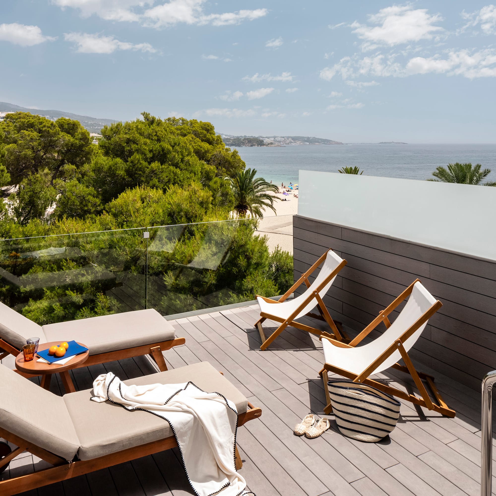terraza con sillas y vistas a la playa